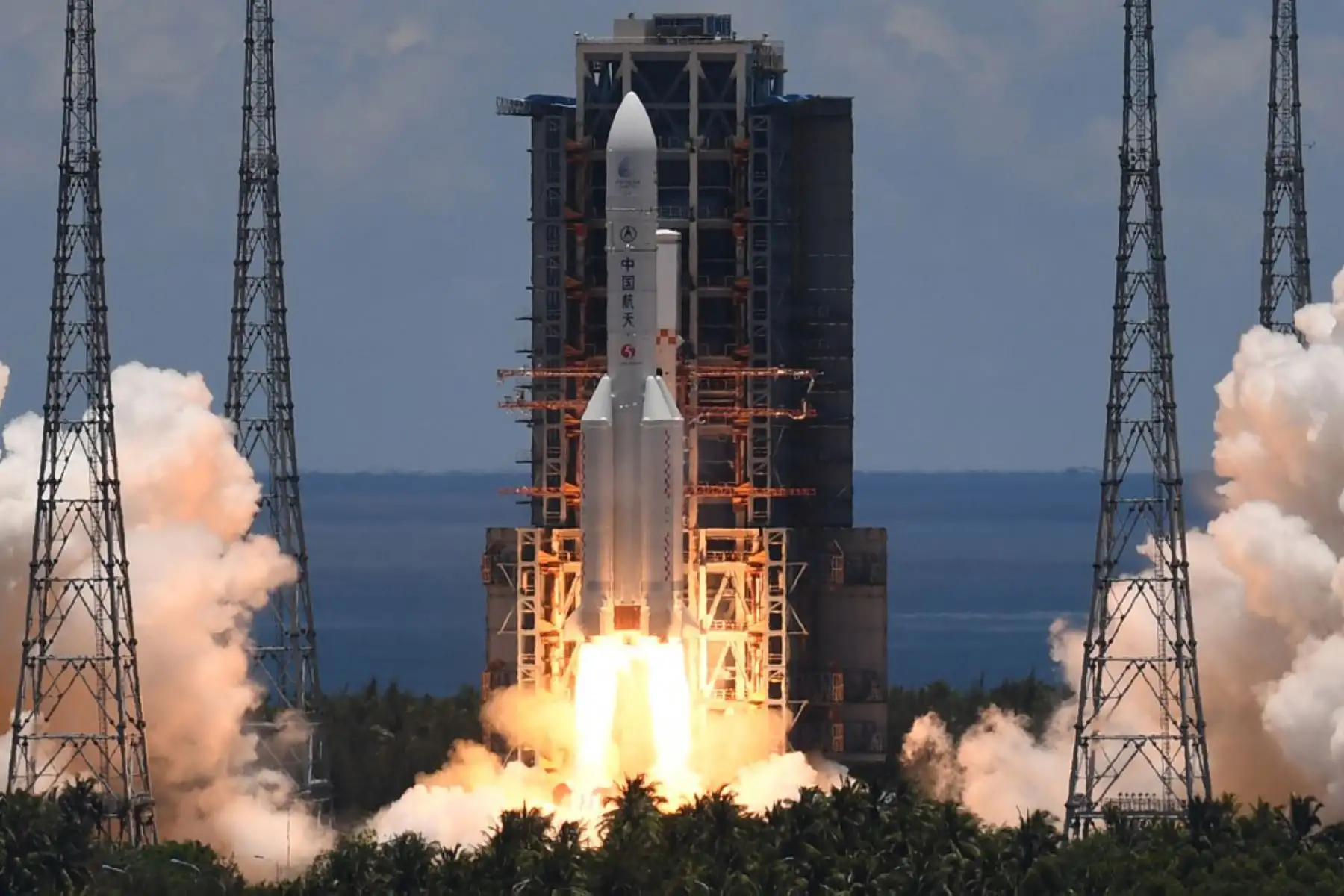 China lanzó hoy al espacio la primera sonda que quiere llevar a Marte para orbitar el planeta rojo y posteriormente aterrizar en él y explorar su superficie, según las imágenes retransmitidas por la televisión estatal CGTN. Foto: AFP