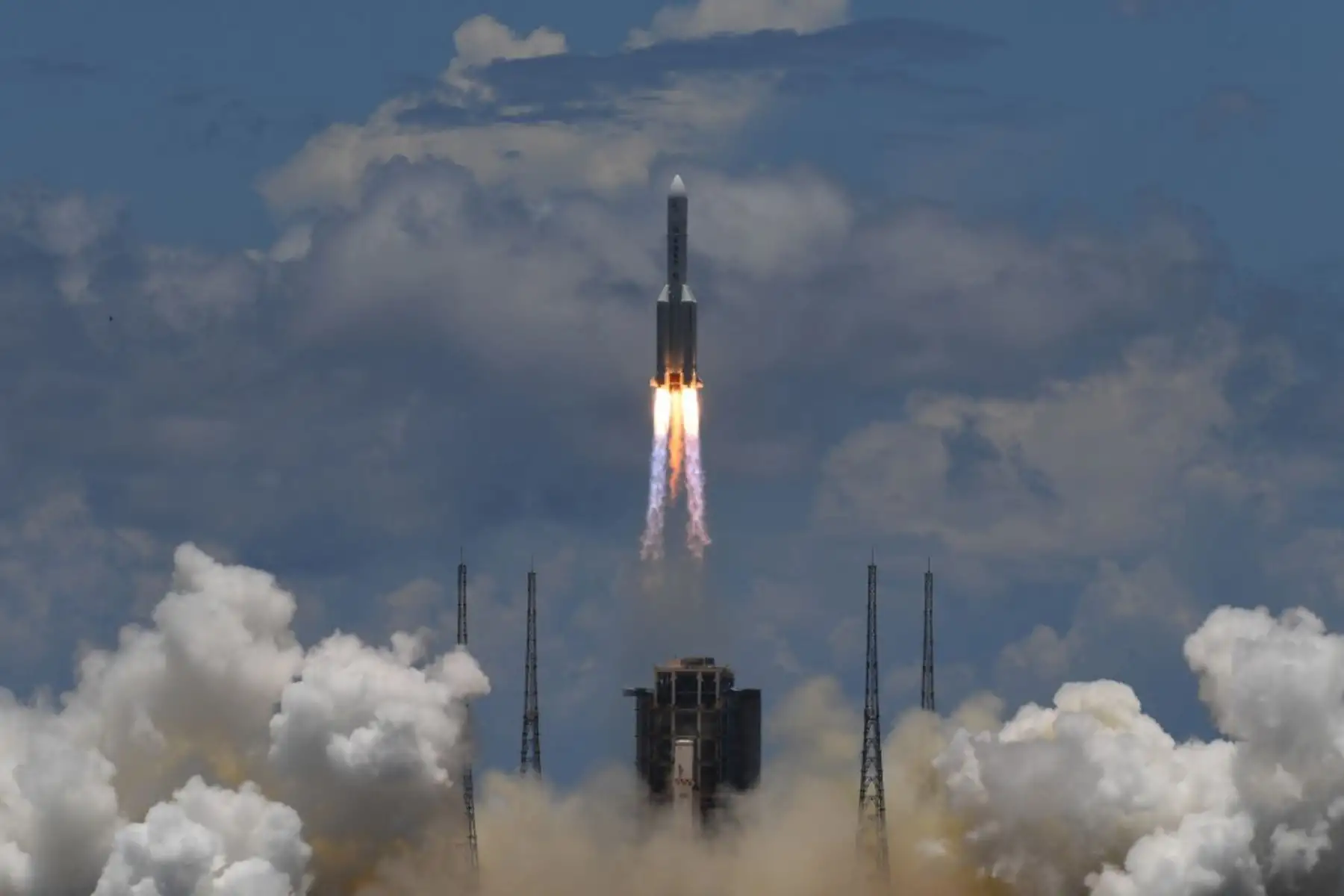El lanzamiento se produjo a las 12.41 hora local (04.41 GMT) en el cohete transportador "Larga Marcha 5-Y4", desde el centro espacial de Wenchang, en la provincia insular china de Hainan, situada en el sur del país
