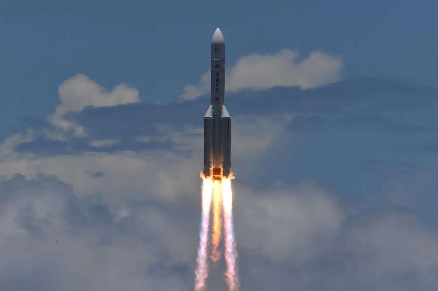 China lanzó hoy al espacio la primera sonda que quiere llevar a Marte para orbitar el planeta rojo y posteriormente aterrizar en él y explorar su superficie, según las imágenes retransmitidas por la televisión estatal CGTN. Foto: AFP
