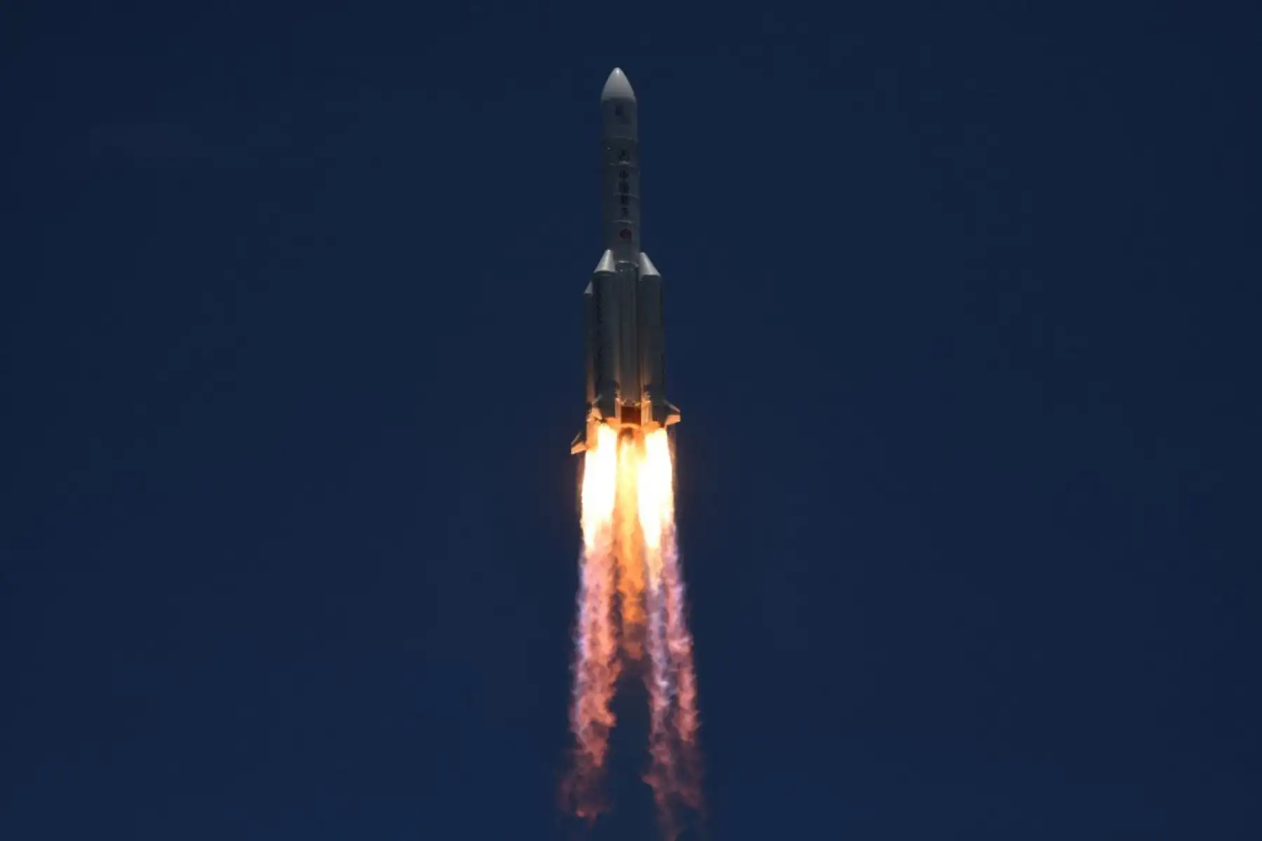 El lanzamiento se produjo a las 12.41 hora local (04.41 GMT) en el cohete transportador "Larga Marcha 5-Y4", desde el centro espacial de Wenchang, en la provincia insular china de Hainan, situada en el sur del país. Foto: AFP