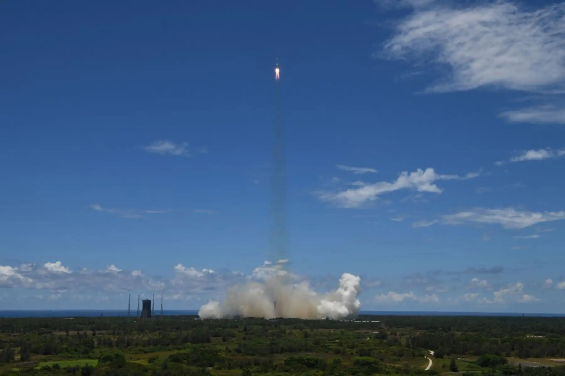 El lanzamiento se produjo a las 12.41 hora local (04.41 GMT) en el cohete transportador "Larga Marcha 5-Y4", desde el centro espacial de Wenchang, en la provincia insular china de Hainan, situada en el sur del país. Foto: AFP