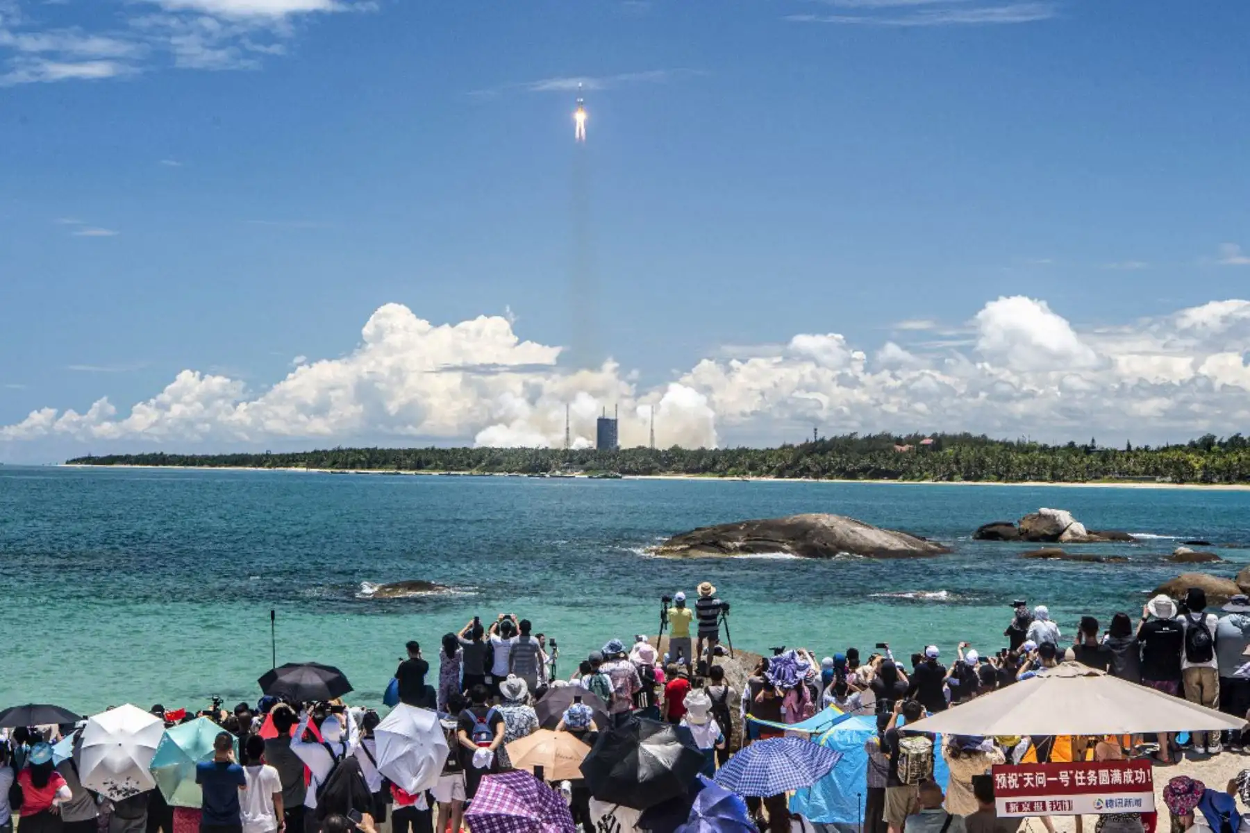 El lanzamiento se produjo a las 12.41 hora local (04.41 GMT) en el cohete transportador "Larga Marcha 5-Y4", desde el centro espacial de Wenchang, en la provincia insular china de Hainan, situada en el sur del país. Foto: AFP