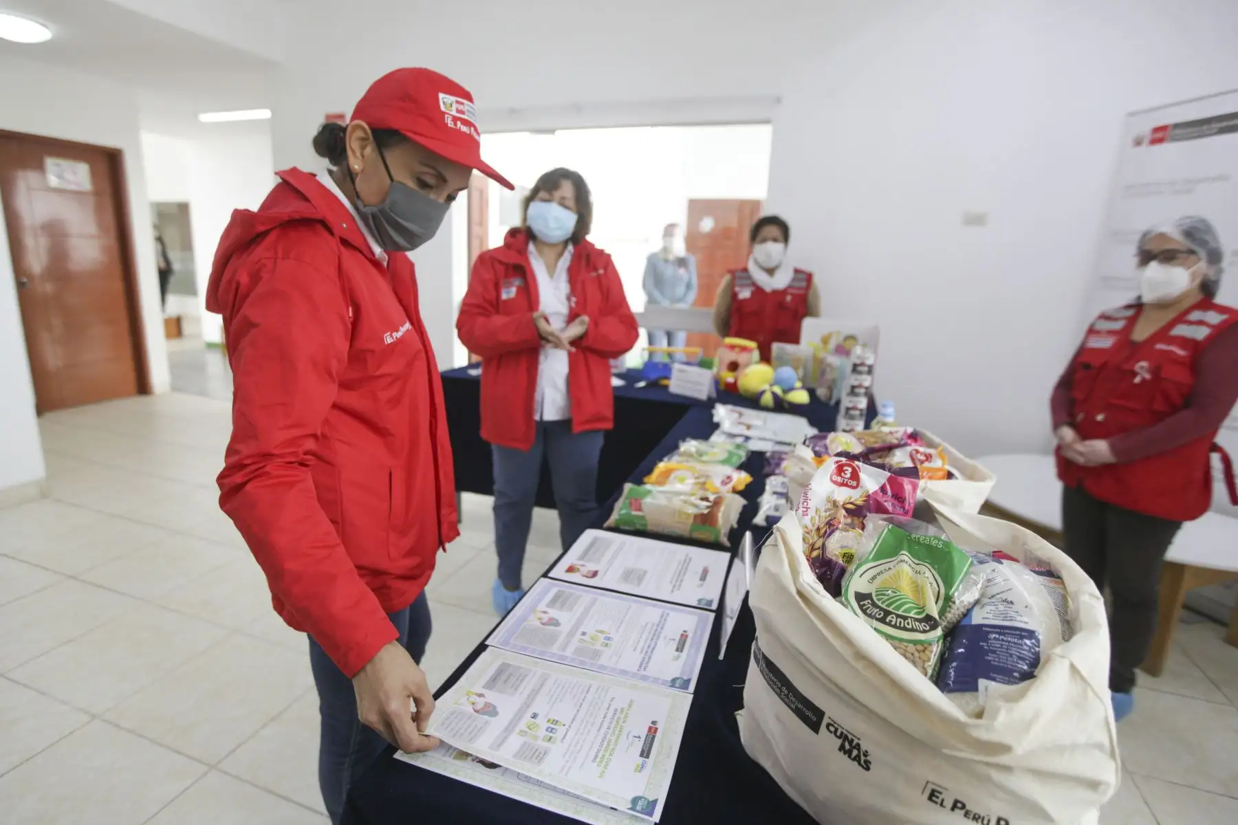 “Cuna Más ha empezado a repartir alimentos casa por casa en diversas regiones para que sus niñas y niños usuarios del servicio conserven una buena nutrición que es parte indispensable del su desarrollo infantil temprano y crezcan libres de anemia”, comentó La ministra del Midis, Patricia Donayre, durante su visita al Centro Infantil de Atención Integral Los niños del progreso en Carabayllo. ANDINA/Midis