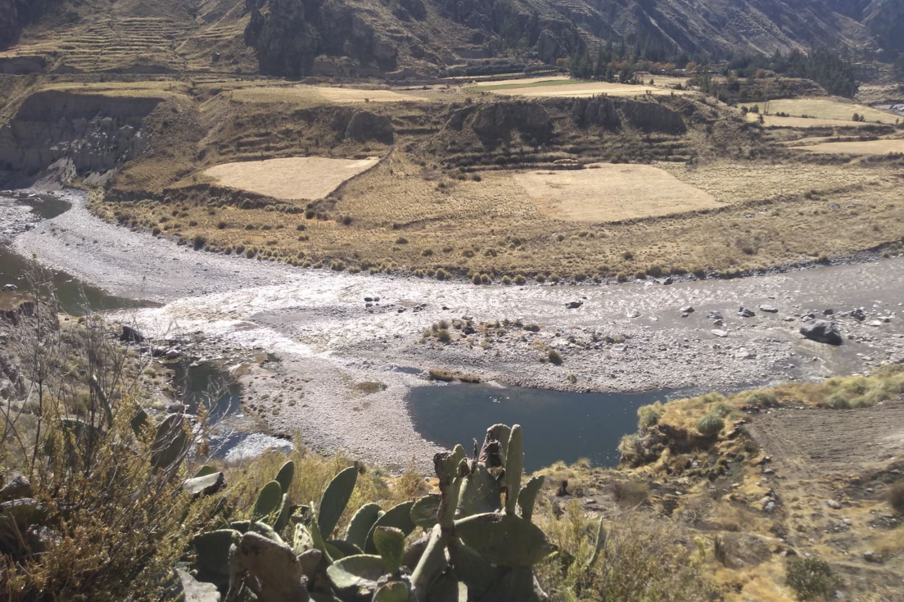 Cerca de 3 millones de metros cúbicos de agua se almacenaron en la laguna artificial que se formó tras el deslizamiento sobre el río Colca. Foto: ANDINA/Difusión