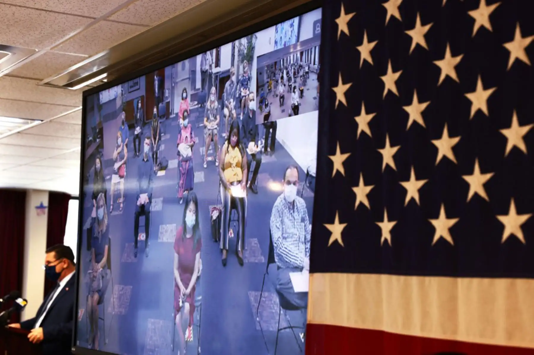 Transmisión en vivo mientras el Director del distrito de USCIS en Nueva York, Timothy Houghton,habla durante una ceremonia de naturalización oficiada por el juez Ramon Reyes.
Foto:AFP