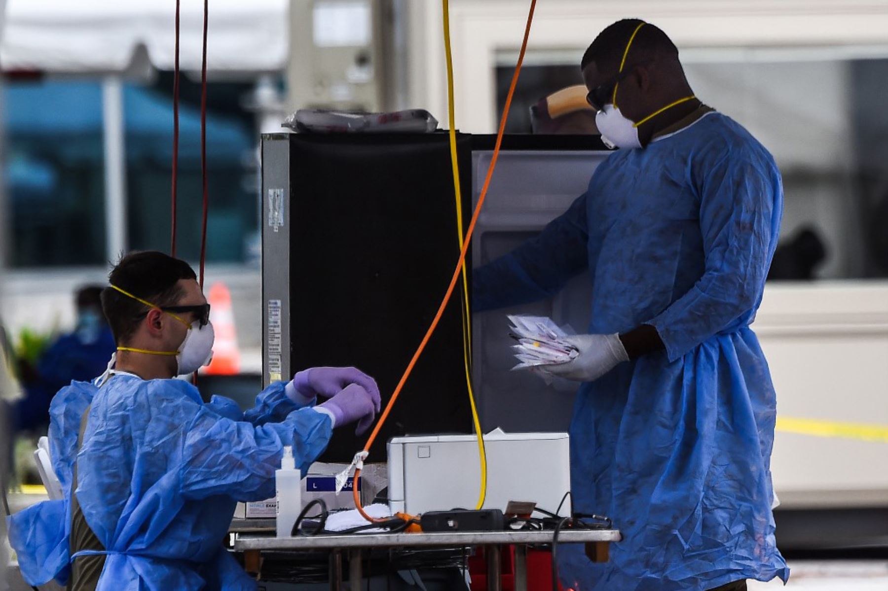 Un miembro de la Guardia Nacional habla con una persona en un automóvil que espera una prueba covid-19 en un sitio de prueba de coronavirus en Miami Beach, Florida.
Foto:AFP