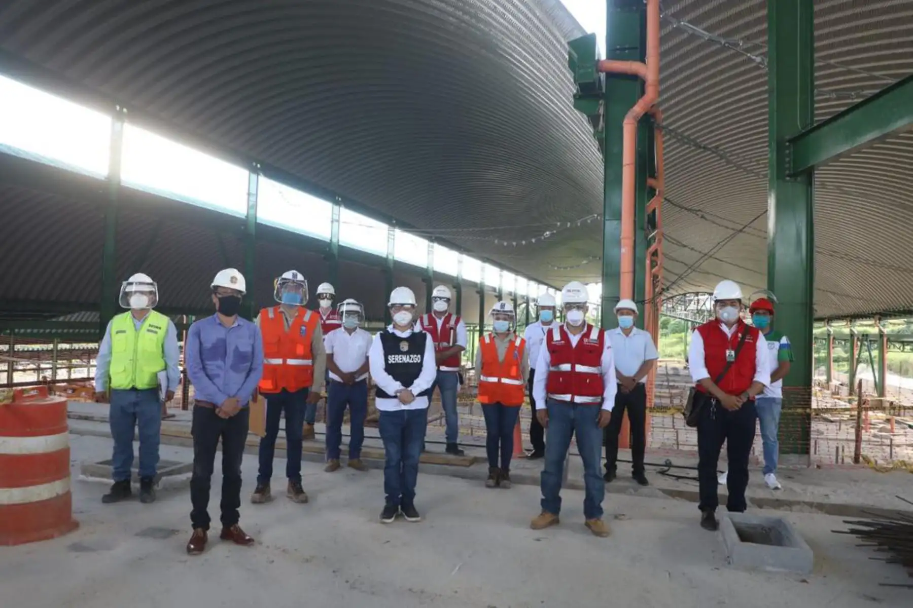 El coordinador del Programa Nacional de Diversificación Productiva, Jonatan Ríos  junto al alcalde de Belén, Gerson Lecca inspeccionan el terreno donde se implementará uno de los mercados temporales en Loreto.
Foto: Produce