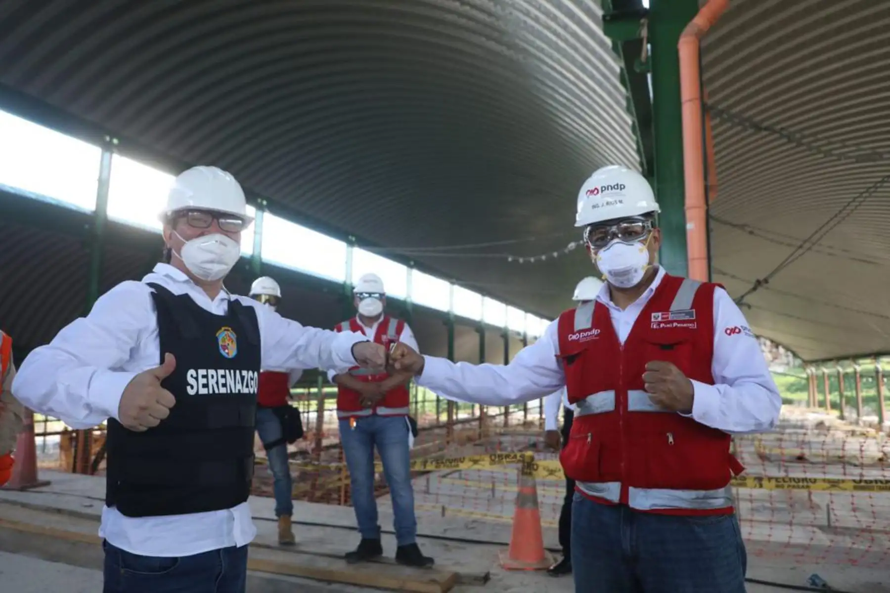 El coordinador del Programa Nacional de Diversificación Productiva, Jonatan Ríos  junto al alcalde de Belén, Gerson Lecca inspeccionan
el terreno donde se implementará uno de los mercados temporales en Loreto.
Foto: Produce