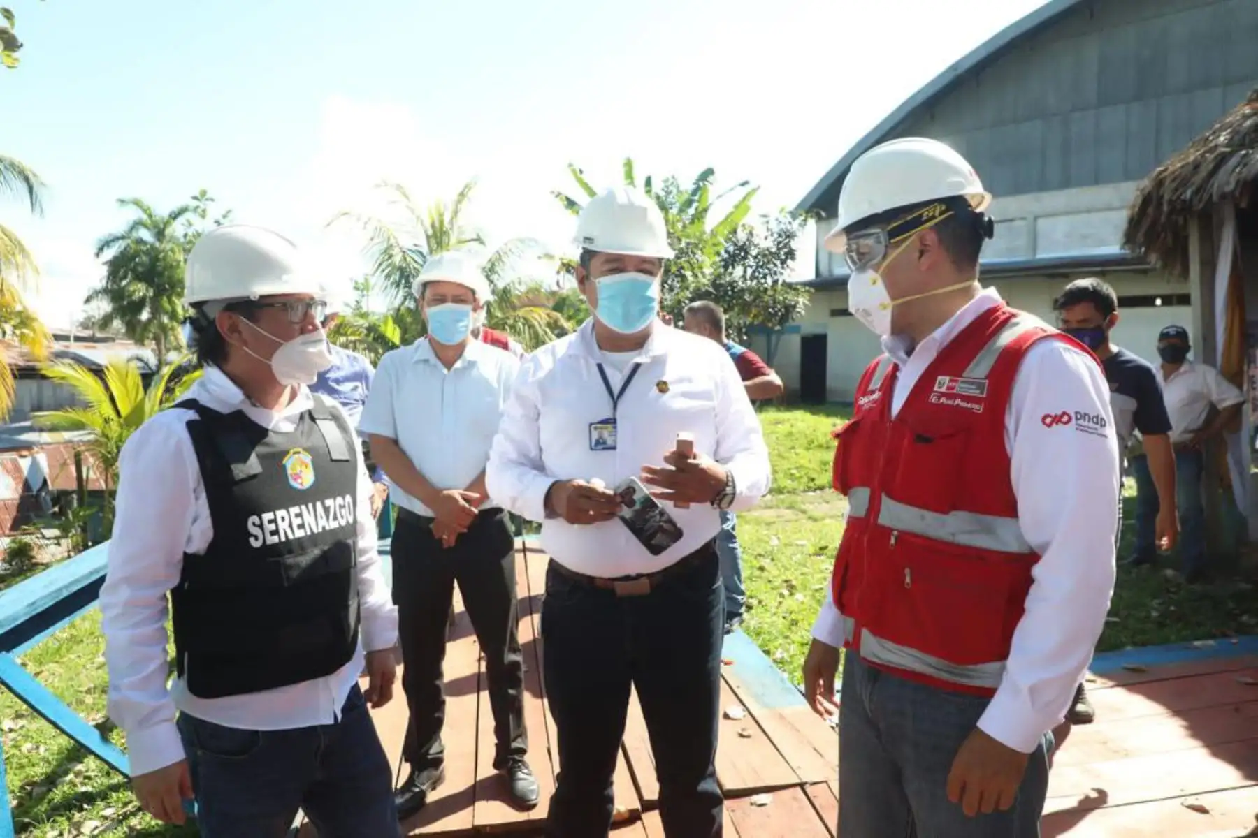 El coordinador del Programa Nacional de Diversificación Productiva, Jonatan Ríos  junto al alcalde de Belén, Gerson Lecca inspeccionan
el terreno donde se implementará uno de los mercados temporales en Loreto.
Foto: Produce