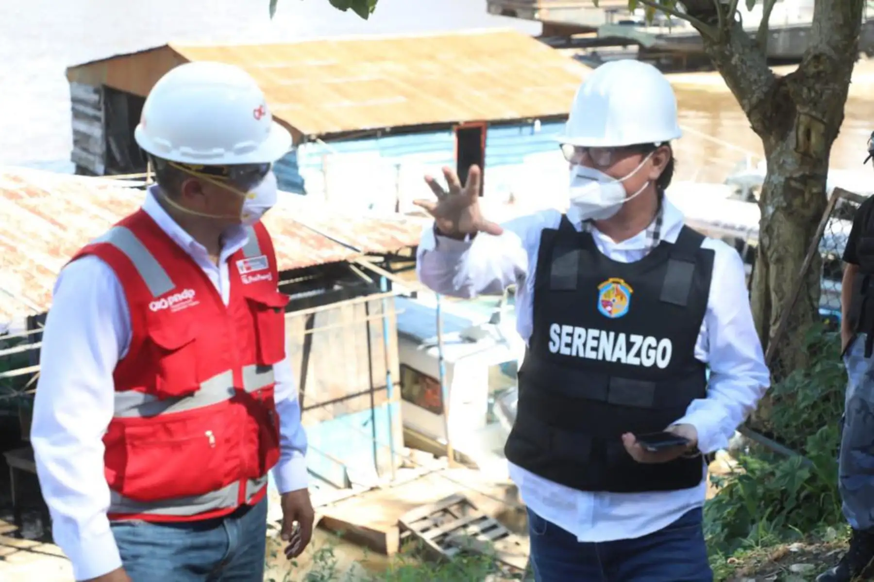 El coordinador del Programa Nacional de Diversificación Productiva, Jonatan Ríos  junto al alcalde de Belén, Gerson Lecca inspeccionan
el terreno donde se implementará uno de los mercados temporales en Loreto.
Foto: Produce