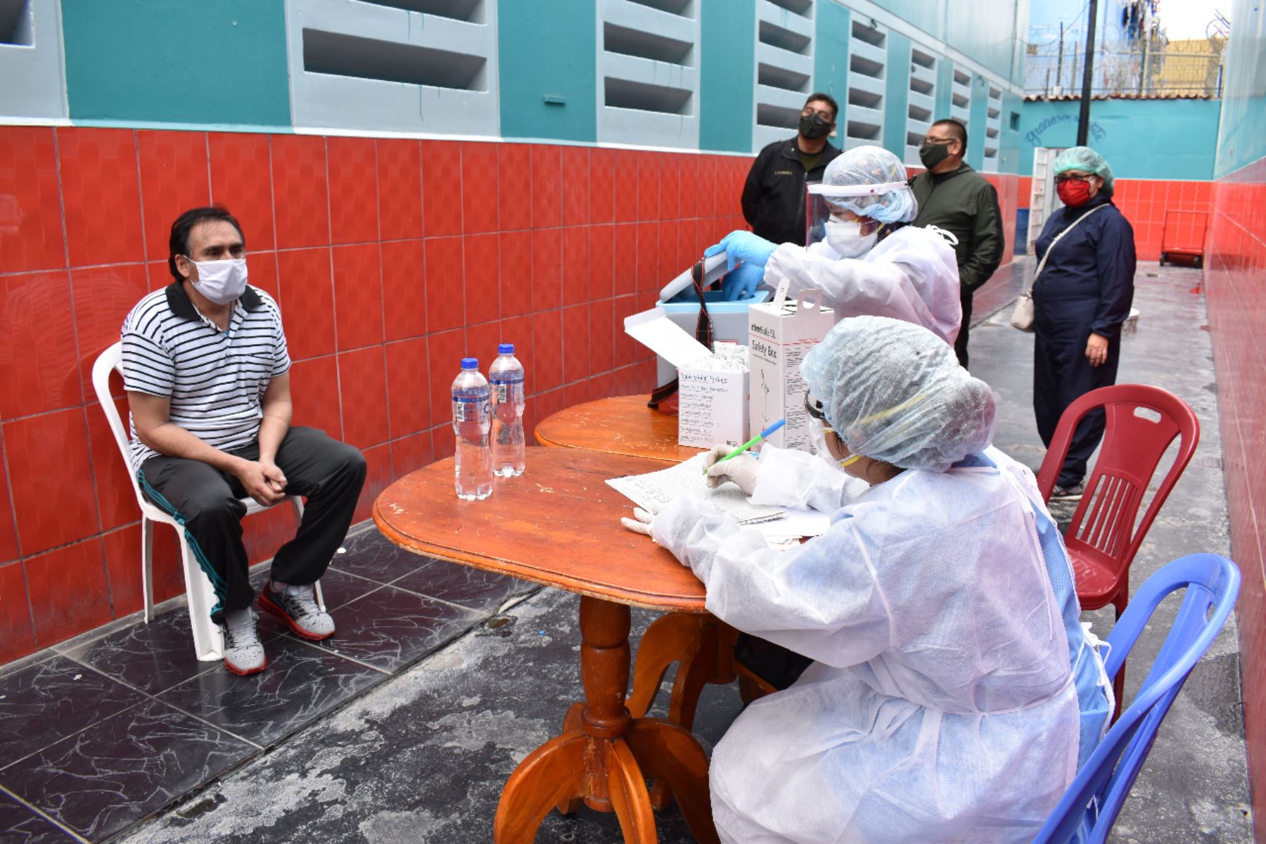 Personal de la brigada de inmunizaciones ingresó al establecimiento penitenciario para cumplir con el plan de inmunizaciones que permitirá prevenir el surgimiento de casos covid-19. ANDINA/Diresa Callao