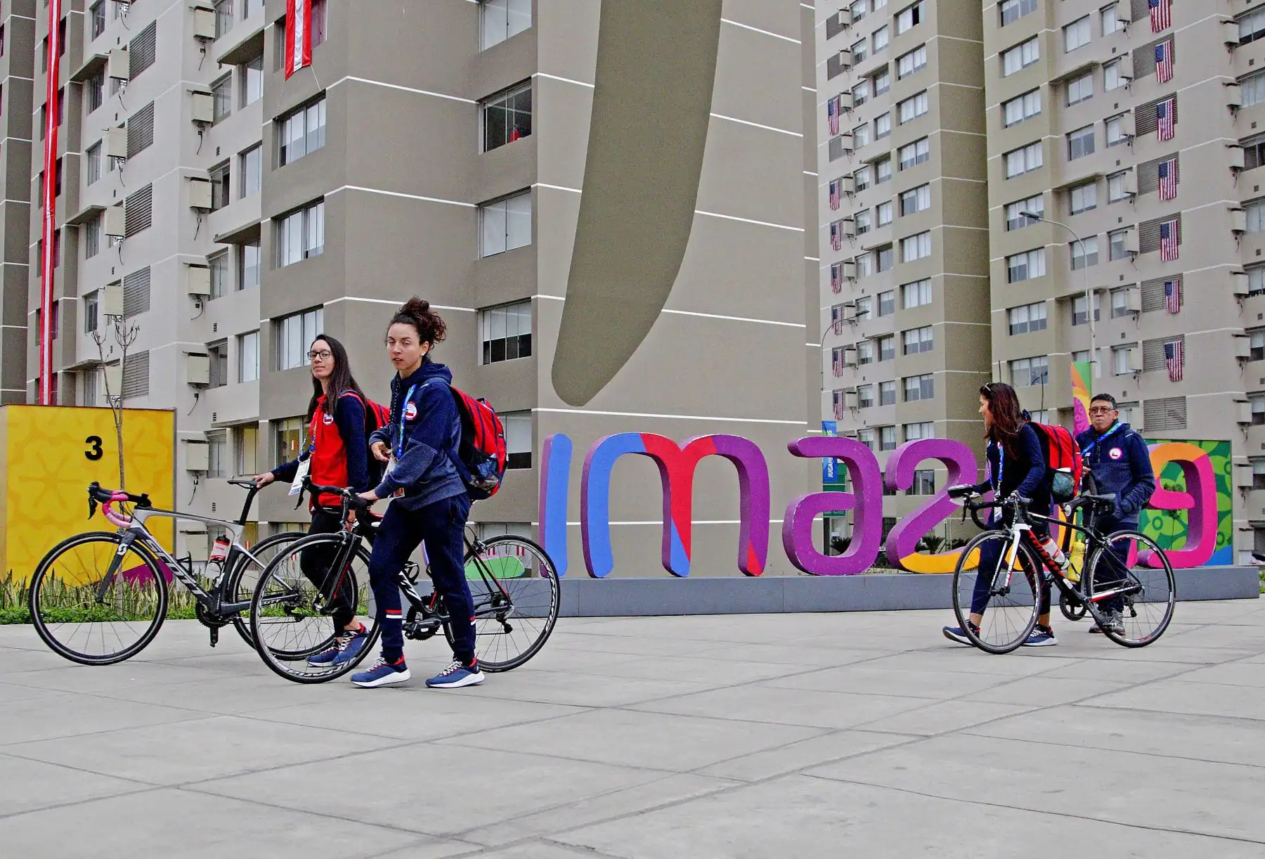 A un año de la realización del certamen multideportivo más grande del continente, Lima 2019 sigue dando que hablar por el Legado que deja y que continúa en servicio para el país. El Proyecto Especial Legado Juegos Panamericanos y Parapanamericanos implementó los departamentos de las siete torres y cedió la administración temporal a EsSalud, para contribuir por la pandemia del nuevo coronavirus.Foto:ANDINA/Difusión