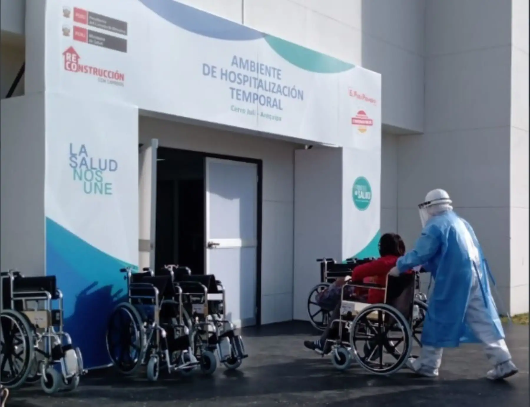 En las últimas 48 horas se han trasladado 55 pacientes desde el hospital Honorio Delgado hacia la Villa de Salud de la ciudad de Arequipa, como parte de las acciones urgentes asumidas por el Ejecutivo para revertir el impacto de la pandemia en dicha región del sur peruano, informó hoy la presidenta ejecutiva del Seguro Social de Salud (EsSalud), Fiorella Molinelli.