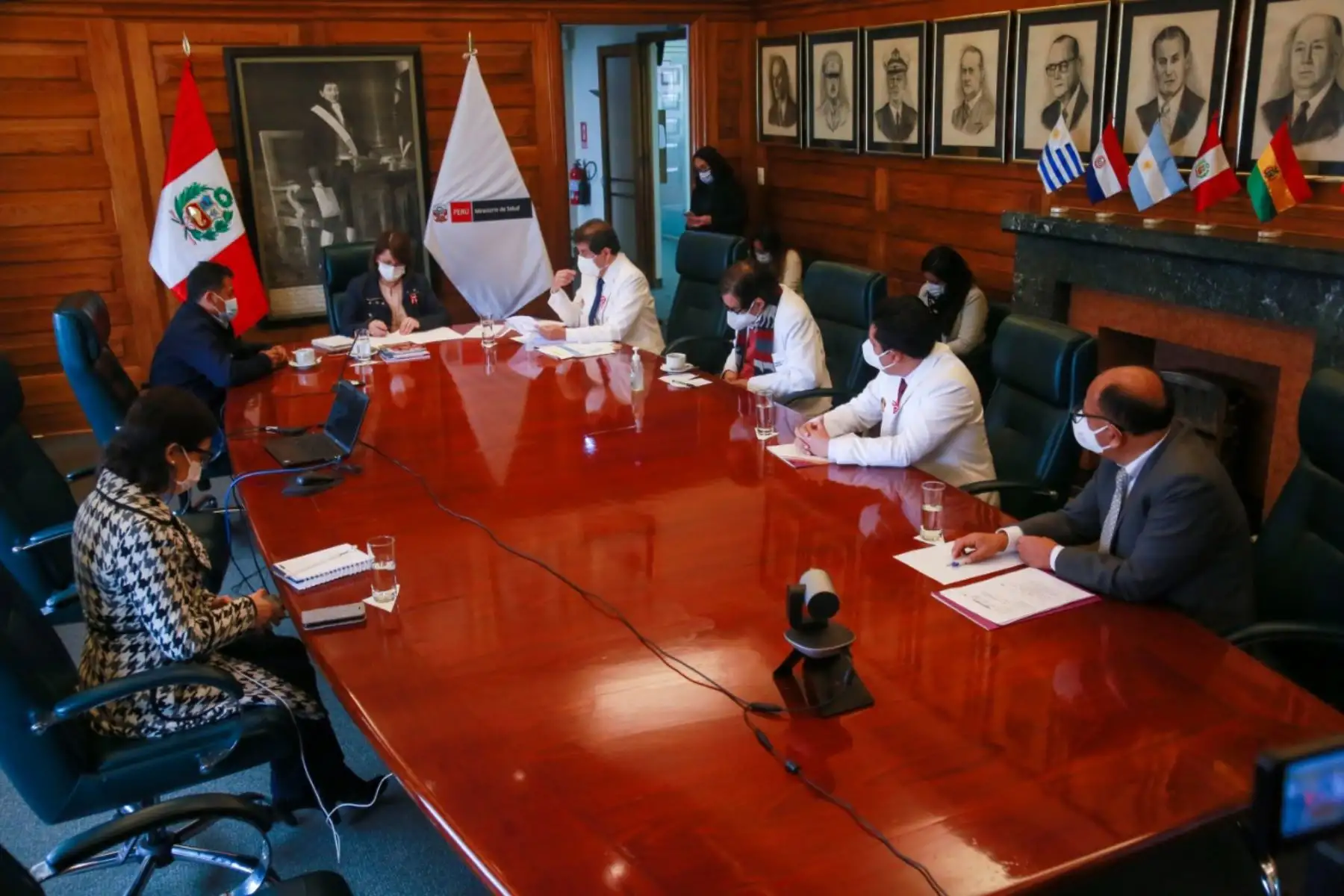 La ministra Pilar Mazzetti se reunió con representantes del Colegio Médico del Perú para trabajar de manera articulada propuestas de salud pública que ayuden a contener el covid-19

Foto: MINSA