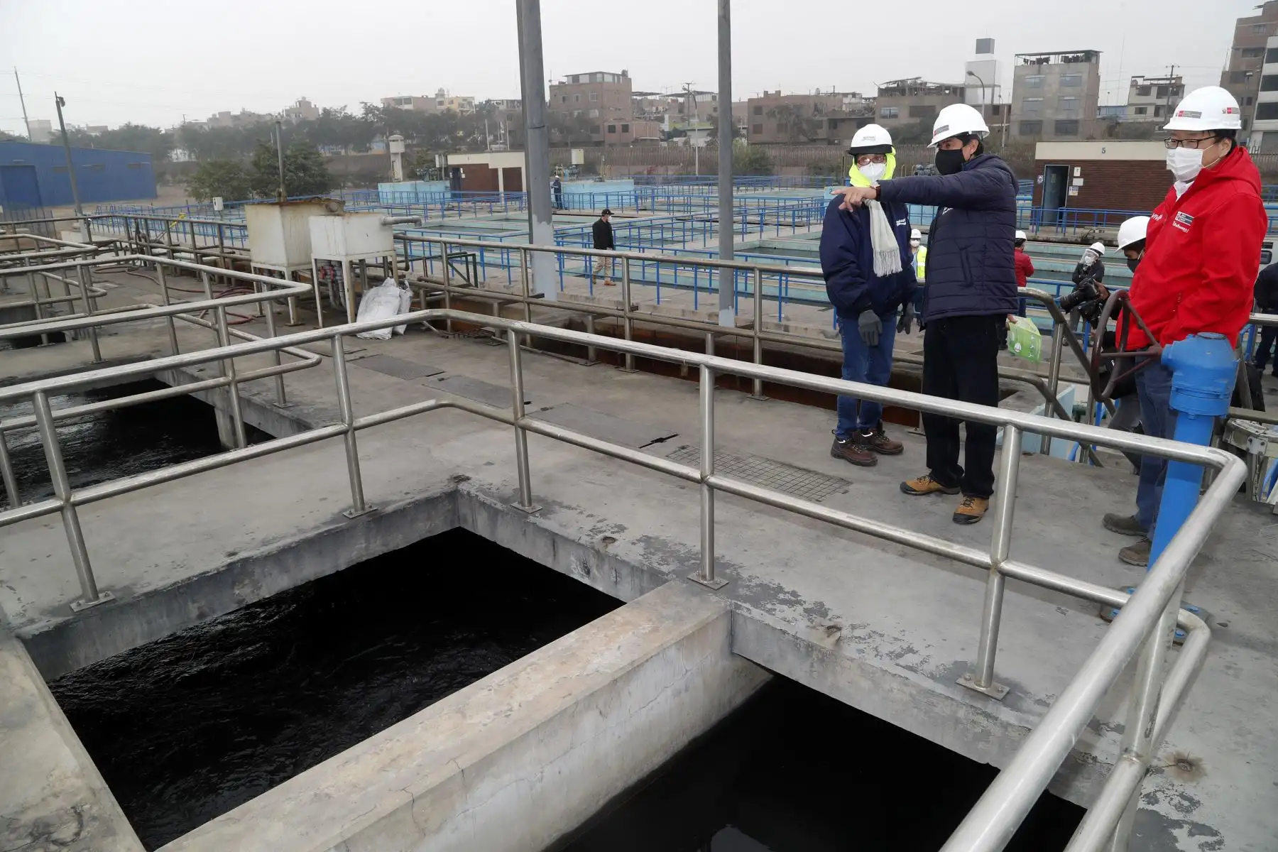El Ministro de Vivienda, Carlos Lozada acompañado del Vice Ministro de Construcción y Saneamiento, Julio Kosaka visitan la planta de tratamiento de La Atarjea de Sedapal.
Foto: Ministro de Vivienda