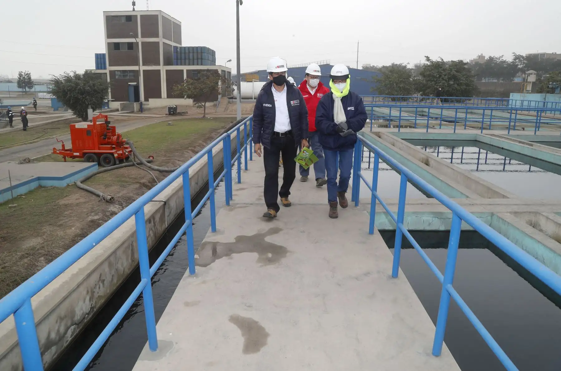 El Ministro de Vivienda, Carlos Lozada acompañado del Vice Ministro de Construcción y Saneamiento, Julio Kosaka visitan la planta de tratamiento de La Atarjea de Sedapal.
Foto: Ministro de Vivienda