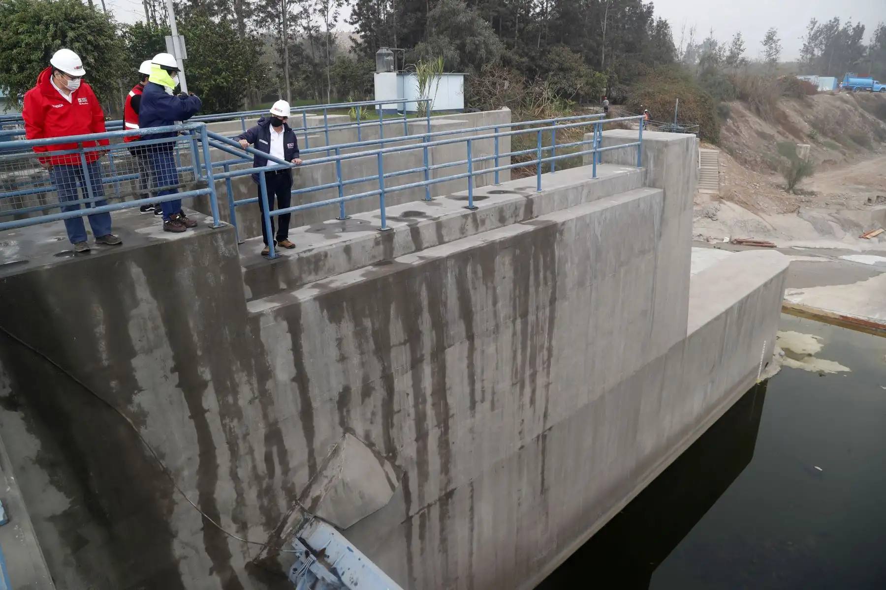 El Ministro de Vivienda, Carlos Lozada acompañado del Vice Ministro de Construcción y Saneamiento, Julio Kosaka visitan la planta de tratamiento de La Atarjea de Sedapal.
Foto: Ministro de Vivienda