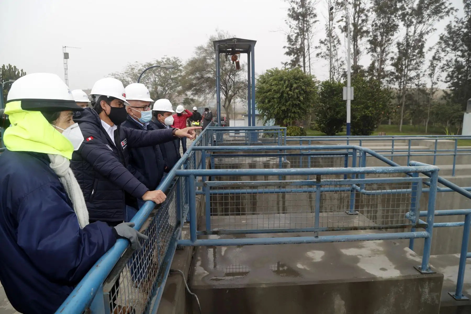 El Ministro de Vivienda, Carlos Lozada acompañado del Vice Ministro de Construcción y Saneamiento, Julio Kosaka visitan la planta de tratamiento de La Atarjea de Sedapal.
Foto: Ministro de Vivienda