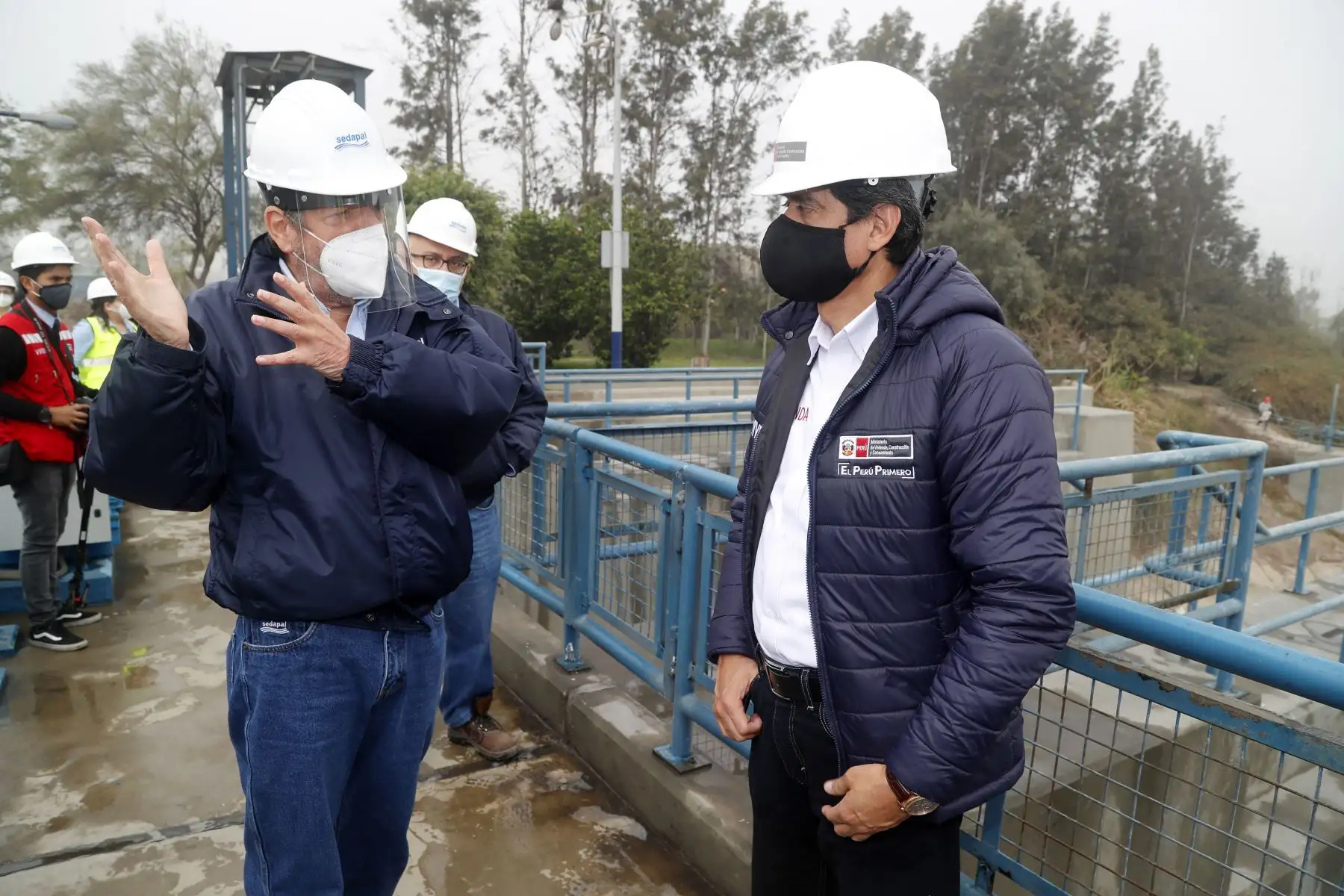 El Ministro de Vivienda, Carlos Lozada acompañado del Vice Ministro de Construcción y Saneamiento, Julio Kosaka visitan la planta de tratamiento de La Atarjea de Sedapal.
Foto: Ministro de Vivienda