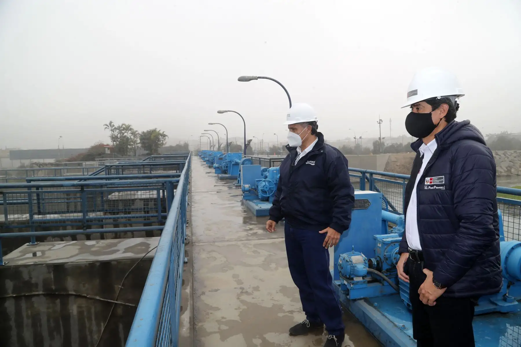 El Ministro de Vivienda, Carlos Lozada acompañado del Vice Ministro de Construcción y Saneamiento, Julio Kosaka visitan la planta de tratamiento de La Atarjea de Sedapal.
Foto: Ministro de Vivienda