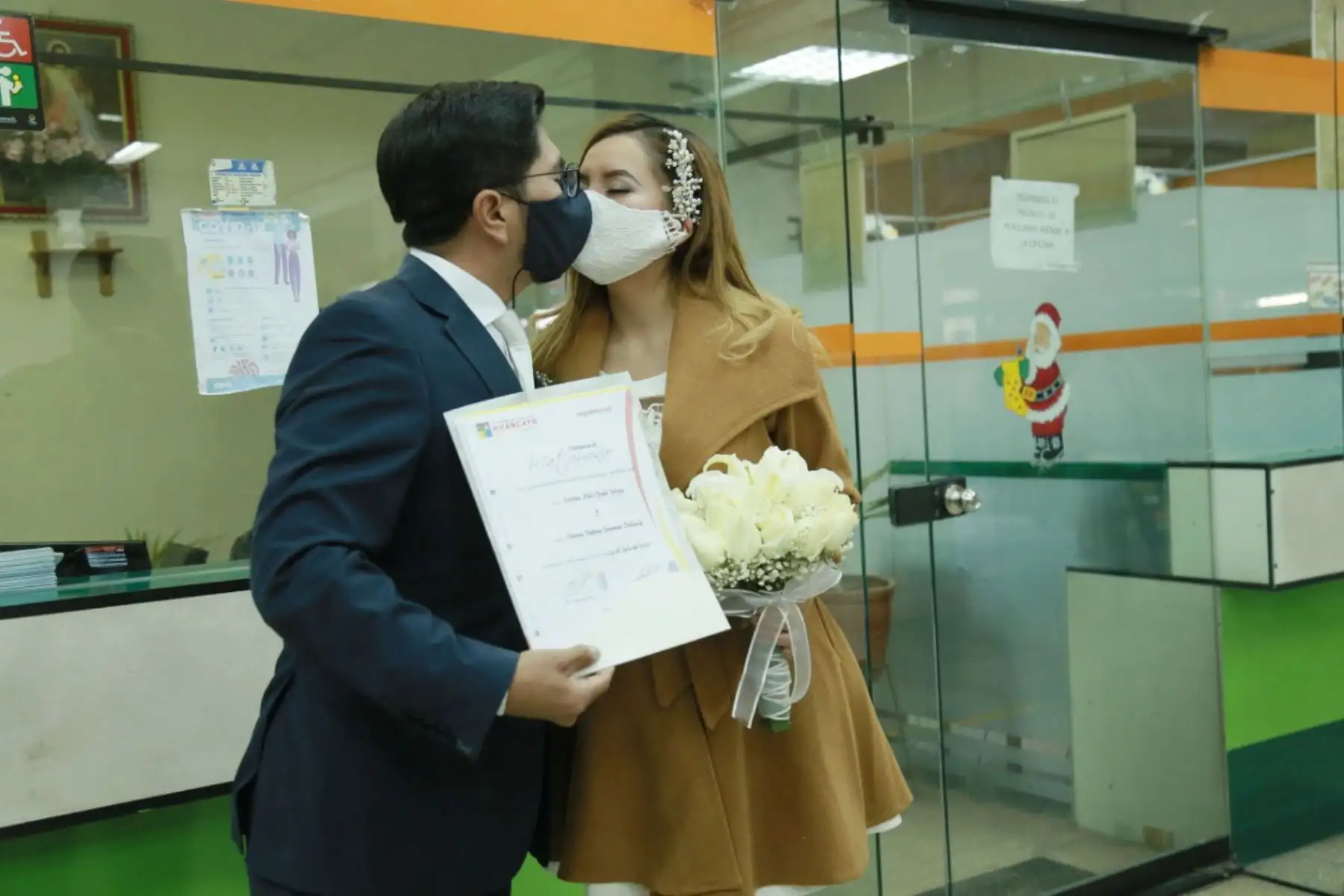 Hanna Fátima Jeremías Orihuela de 22 años y Cristian Aldo Ojeda Moya de 41 años fueron los protagonistas del primer matrimonio civil que celebró la Municipalidad Provincial de Huancayo  en plena pandemia.
Foto: Cortesía Pedro Tinoco