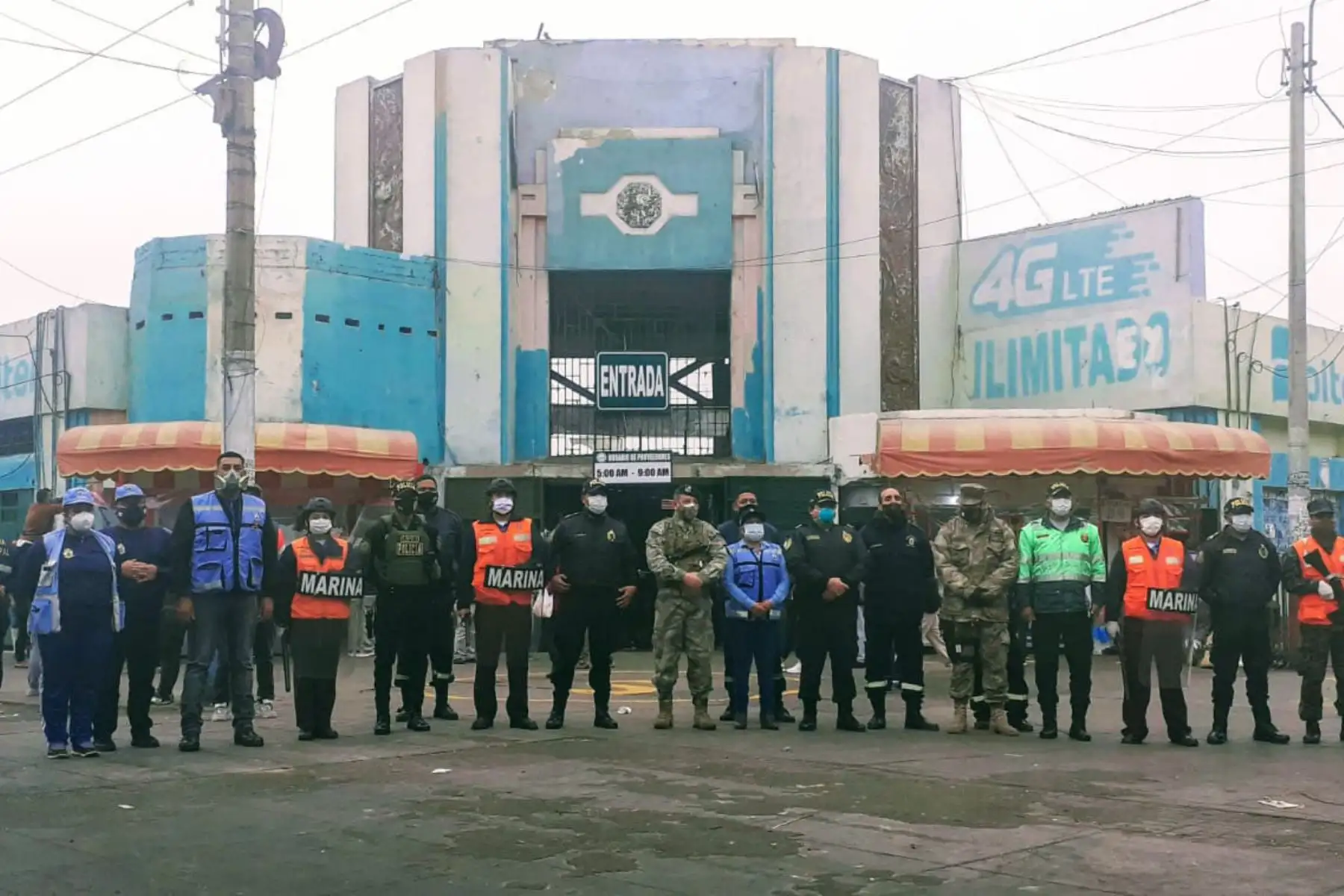 Municipalidad Provincial del Callao realiza megaoperativo de erradicación de comercio ambulatorio en los alrededores del Mercado Central del Callao cerca a la Av. Saènz Peña. Para este operativo apoyan las FF.AA y la Policía Nacional.
Foto: Municipalidad Provincial del Callao
