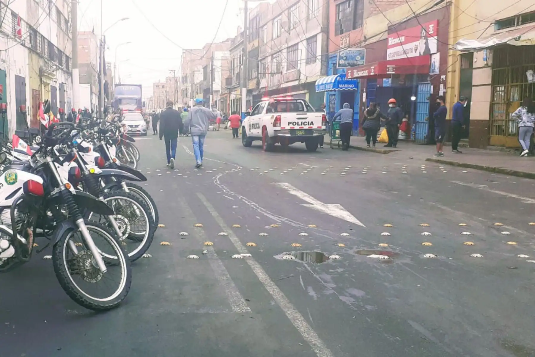 Municipalidad Provincial del Callao realiza megaoperativo de erradicación de comercio ambulatorio en los alrededores del Mercado Central del Callao cerca a la Av. Saènz Peña. Para este operativo apoyan las FF.AA y la Policía Nacional.
Foto: Municipalidad Provincial del Callao