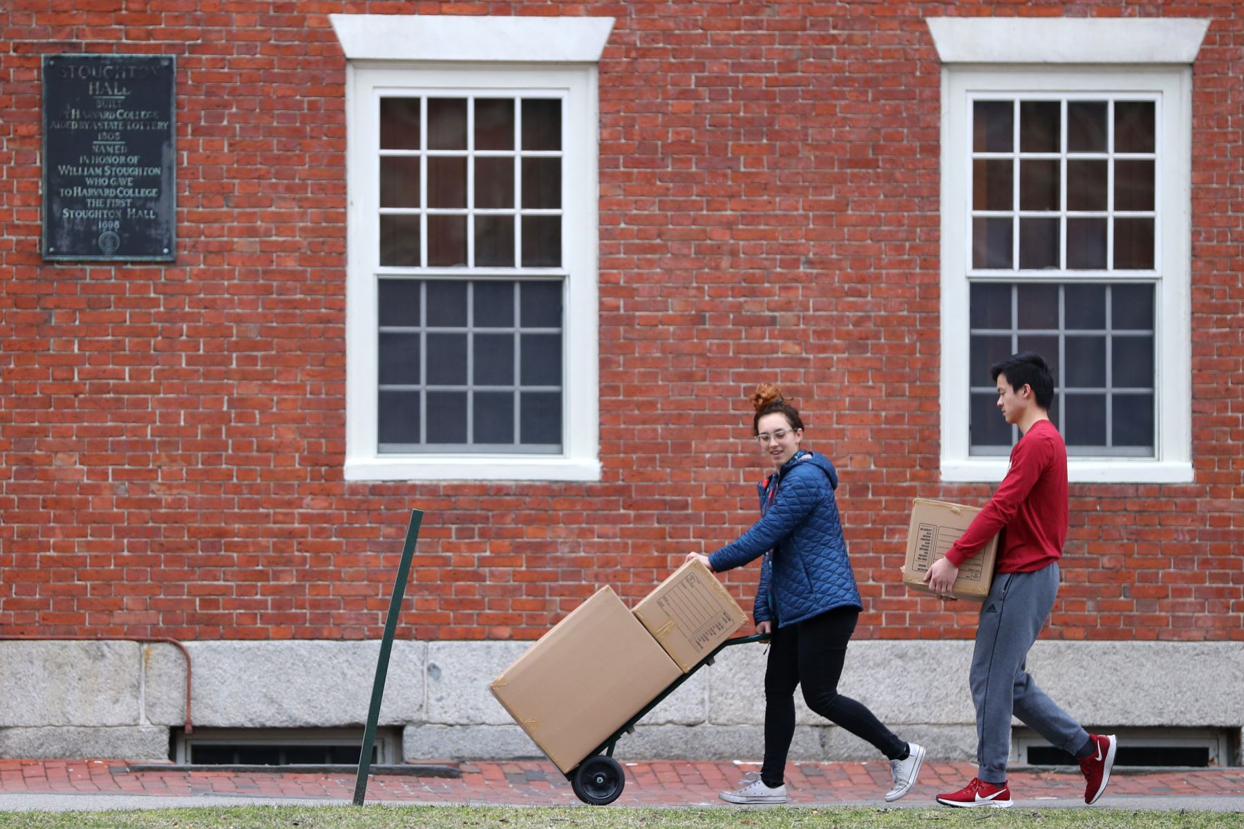 Estudiantes se mudan de los dormitorios en el campus de la Universidad de Harvard en Cambridge, Massachusetts. Se les pidió a los estudiantes que se mudaran de sus dormitorios debido al riesgo de la covid-19. Foto: AFP