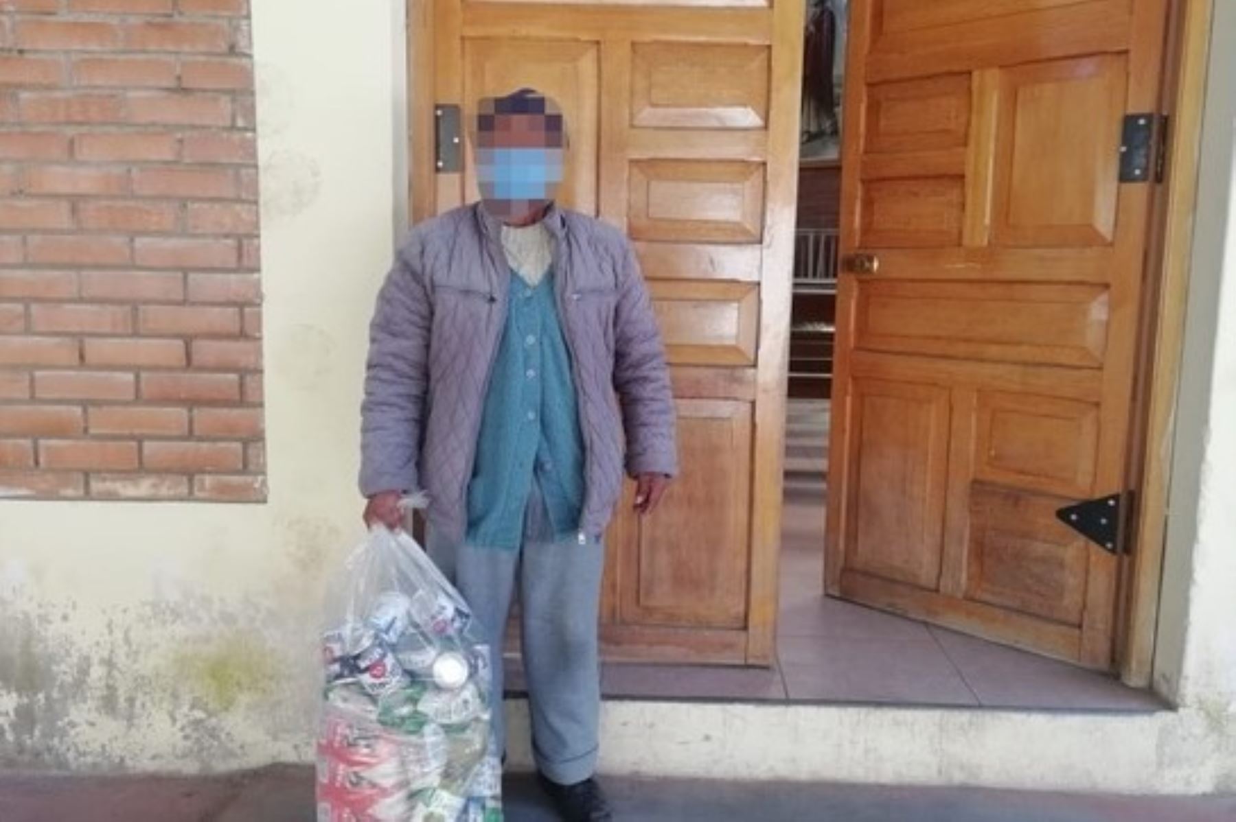 Inerno del penal de Huancavelica recibe canasta de alimentos del grupo "Te Cuido Perú".