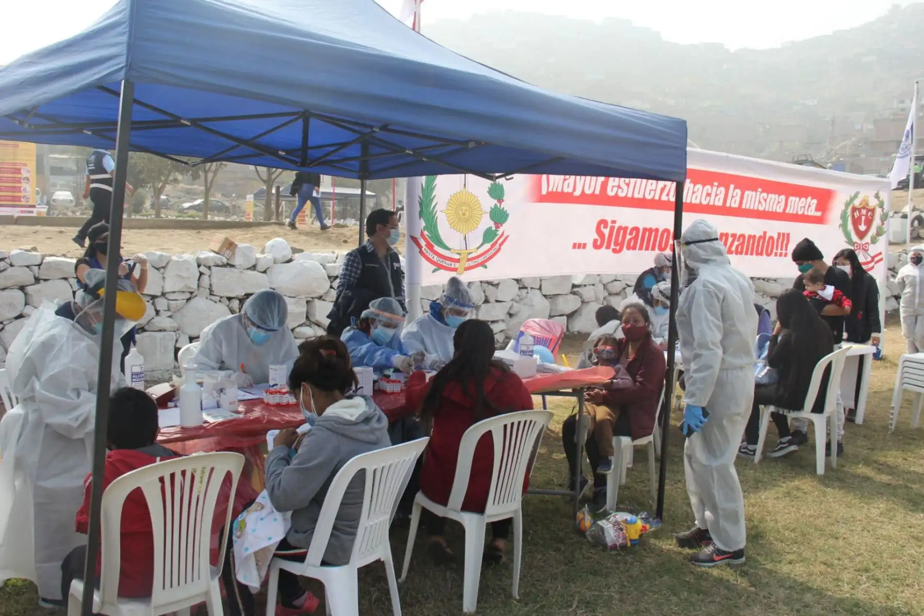 La actividad estuvo presidida por el ministro de Defensa, Walter Martos Ruiz, quien supervisó los puestos móviles que proporcionó el Ejército del Perú para brindar atención integral. ANDINA/Mindef