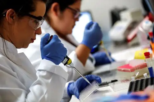 En ensayos in-vitro el suero demostró la capacidad de neutralizar el virus, con una potencia alrededor de 50 veces mayor que el promedio del plasma de convalecientes, según el comunicado. Foto: AFP