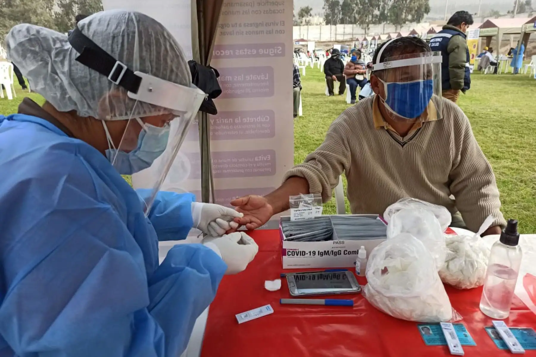 Equipos del Minsa brindaron atención integral de salud a más de 500 personas del centro poblado de Manchay Alto, en Pachacámac, como parte de las acciones por la Semana de Oro de las Enfermedades No Transmisibles.
Foto: Minsa