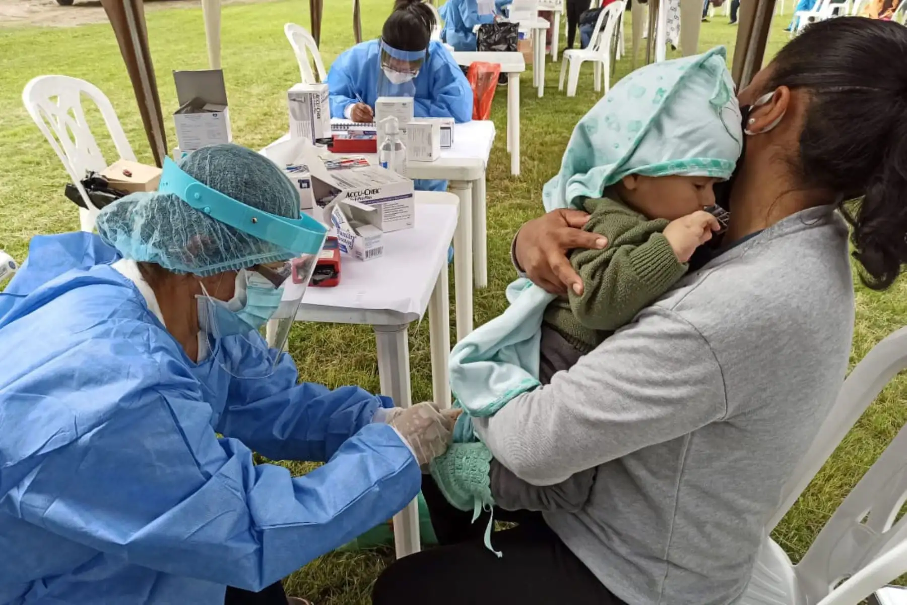 Equipos del Minsa brindaron atención integral de salud a más de 500 personas del centro poblado de Manchay Alto, en Pachacámac, como parte de las acciones por la Semana de Oro de las Enfermedades No Transmisibles.
Foto: Minsa
