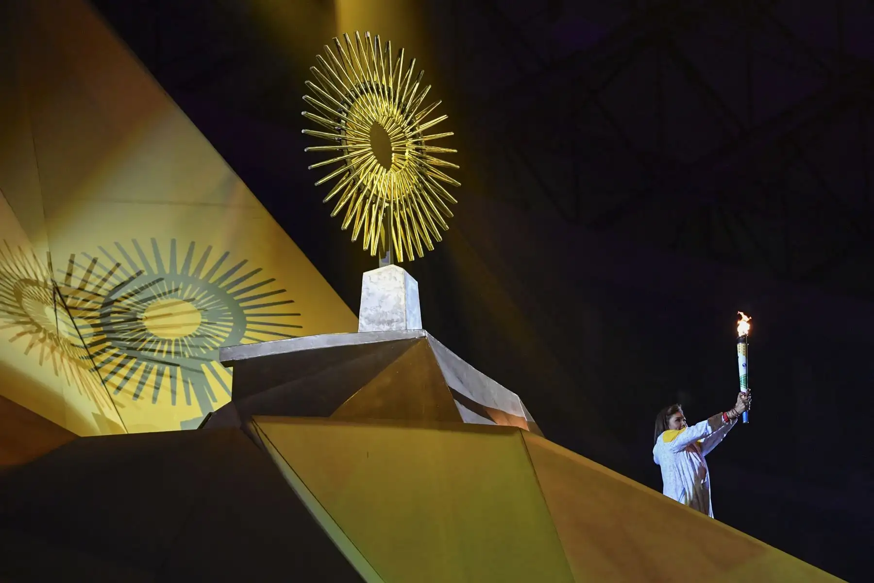 La ex jugadora de voleibol peruana Cecilia Tait muestra la antorcha antes de encender la llama durante la ceremonia de apertura de los Juegos Panamericanos de Lima 2019 en el Estadio Nacional de Lima.
Foto: AFP