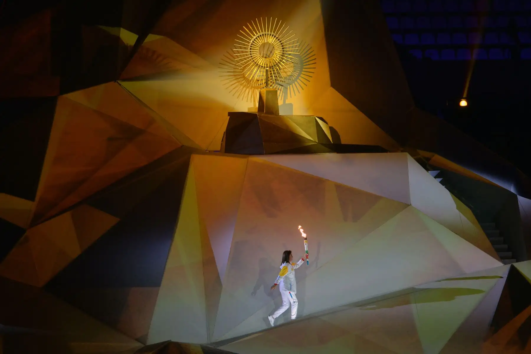 La ex jugadora de voleibol peruana Cecilia Tait muestra la antorcha antes de encender la llama durante la ceremonia de apertura de los Juegos Panamericanos de Lima 2019 en el Estadio Nacional de Lima.
Foto: AFP