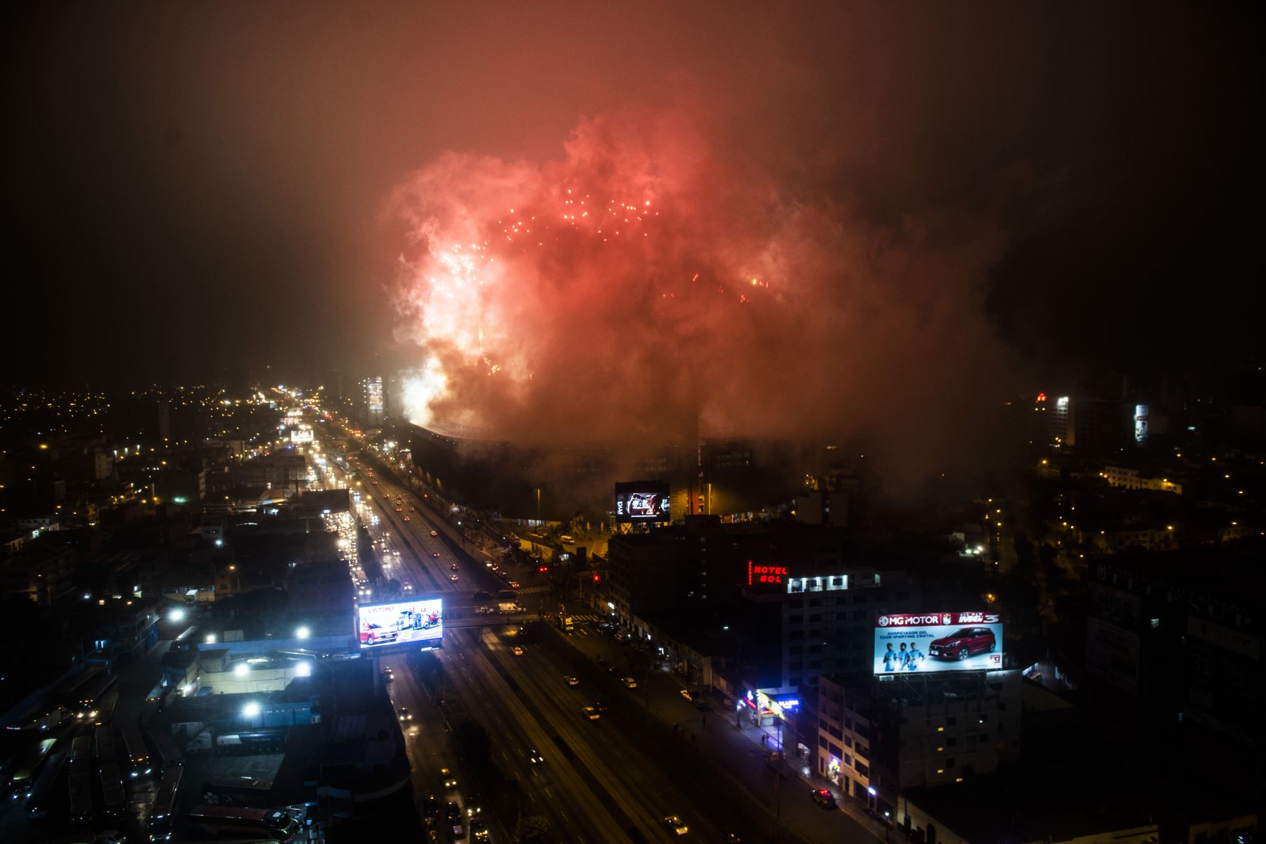 Una foto tomada fuera del Estadio Nacional de Lima, muestra fuegos artificiales durante la ceremonia de apertura de los Juegos Panamericanos de Lima 2019. 
Foto: AFP