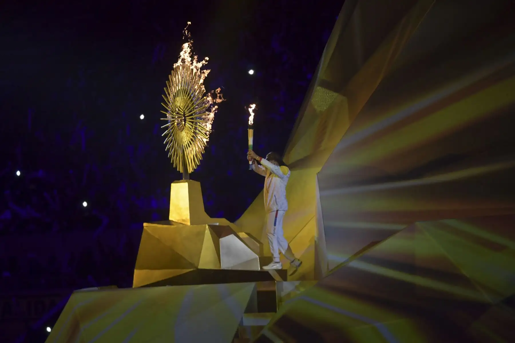 La ex jugadora de voleibol peruana Cecilia Tait enciende la llama durante la ceremonia de inauguración de los Juegos Panamericanos de Lima 2019 en el Estadio Nacional de Lima.
Foto: AFP