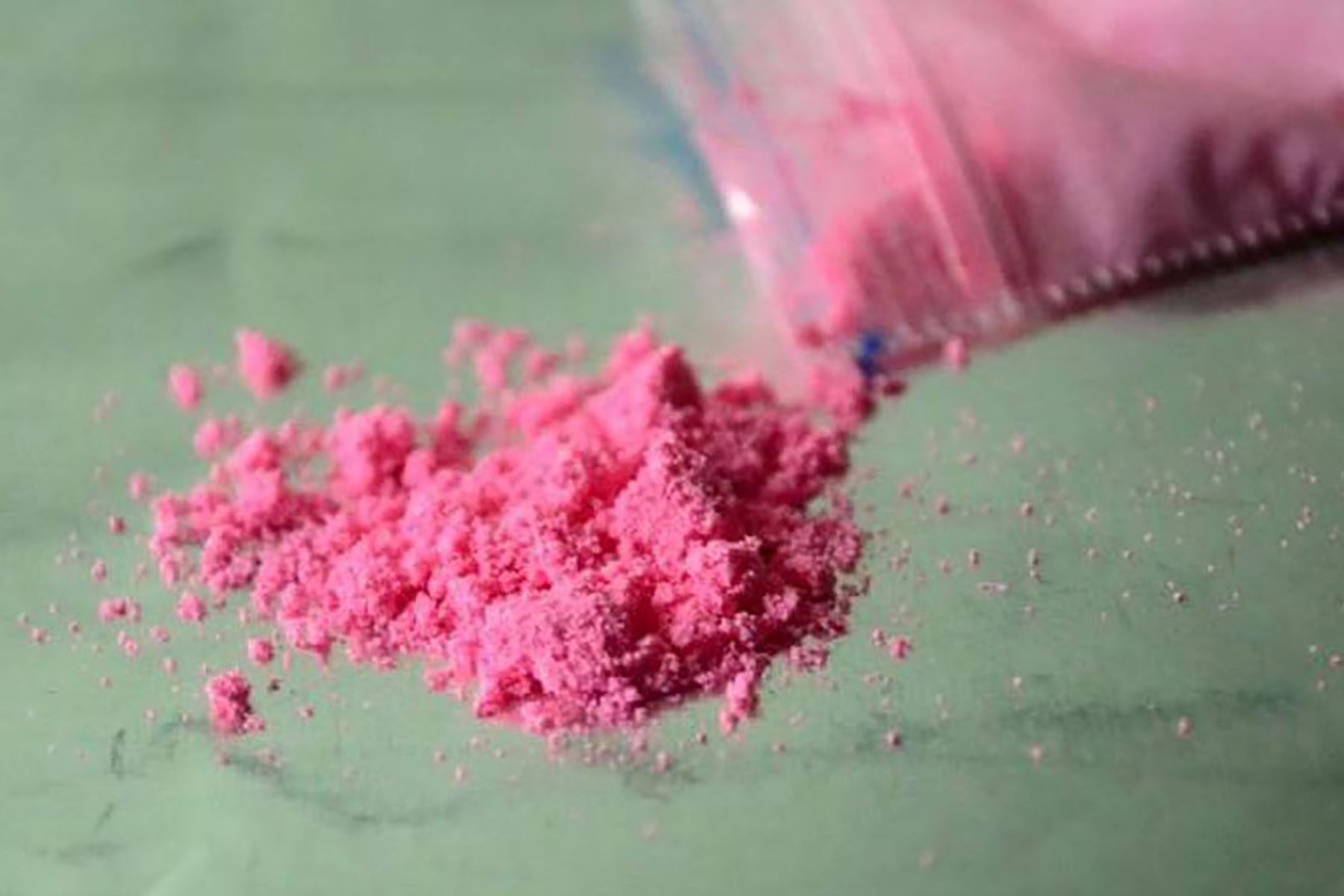 El aumento de consumo de drogas sintéticas en los jóvenes como la 2CB- MFT conocida como "Tusy" o "cocaína rosa", es su fácil acceso pues las adquieren vía internet, a bajo costo para su uso personal y también para venderlas. ANDINA/Internet