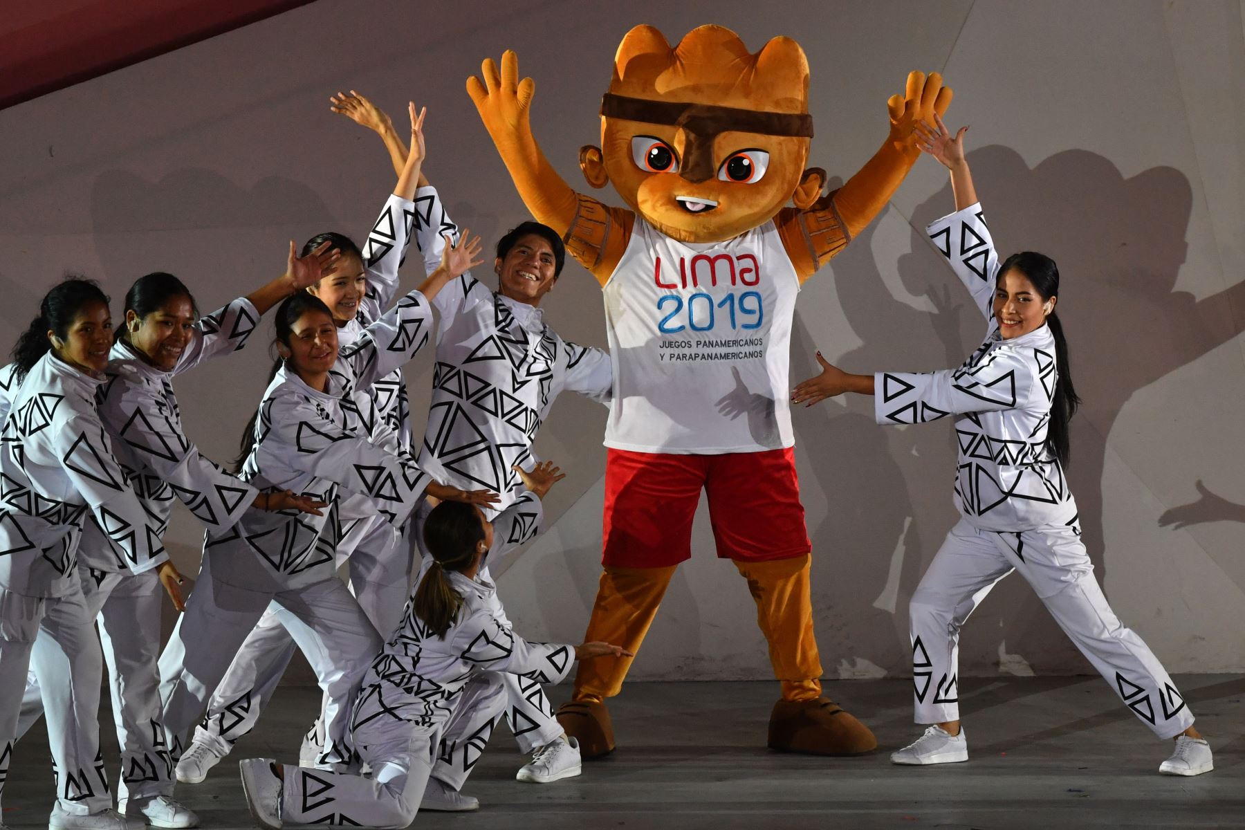 Los artistas se presentan con la mascota de los Juegos Panamericanos de Lima 2019, Milco, durante la ceremonia de apertura de los Juegos en el Estadio Nacional de Lima.
Foto: AFP