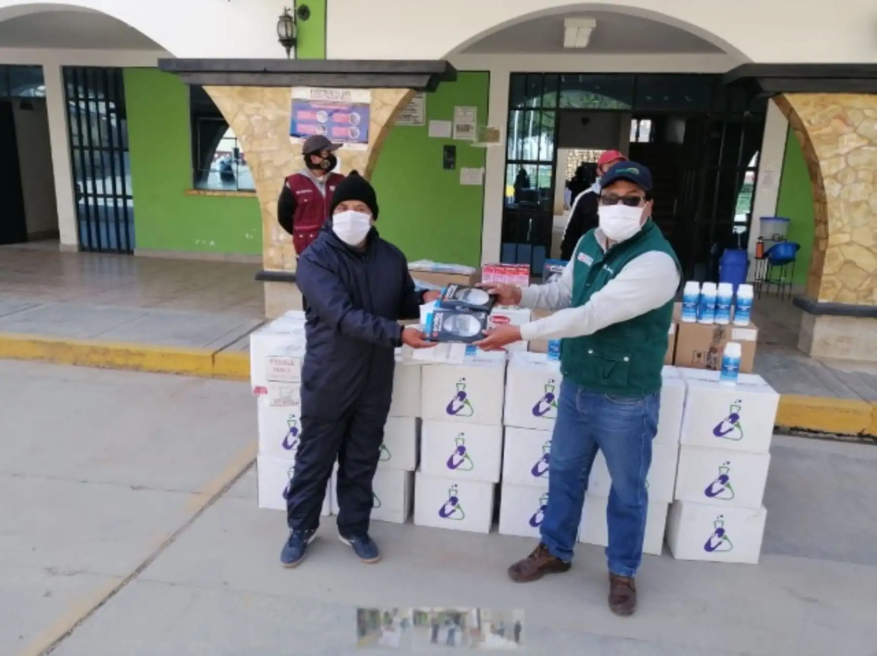 En el marco del Plan Multisectorial de Heladas y Friajes 2020, Agro Rural del Ministerio de Agricultura y Riego (Minagri) viene beneficiando a más de 1,500 familias productoras de los distritos de Chacapalpa y Suitucancha en la provincia de Yauli, con la entrega de un total de 300 kits veterinarios para proteger 30,000 cabezas de ganado.