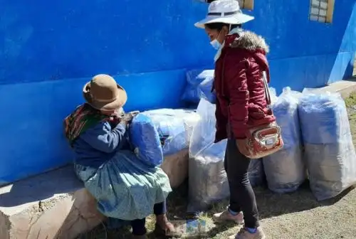 El Programa Nacional PAIS del Ministerio de Desarrollo e Inclusión Social (Midis) inició la distribución de más de 10,000 kits de abrigo en 16 de sus Tambos ubicados en Arequipa, Cusco, Junín, Puno y Ucayali, regiones priorizadas para el cuidado de la población vulnerable de comunidades rurales, en el marco del Plan Multisectorial ante Heladas y Friaje 2019-2021, denominado “Operación Abrigo”.
