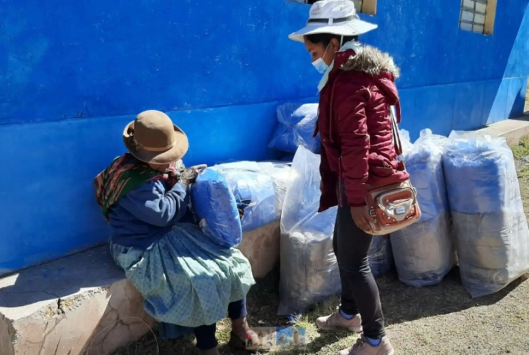 El Programa Nacional PAIS del Ministerio de Desarrollo e Inclusión Social (Midis) inició la distribución de más de 10,000 kits de abrigo en 16 de sus Tambos ubicados en Arequipa, Cusco, Junín, Puno y Ucayali, regiones priorizadas para el cuidado de la población vulnerable de comunidades rurales, en el marco del Plan Multisectorial ante Heladas y Friaje 2019-2021, denominado “Operación Abrigo”.