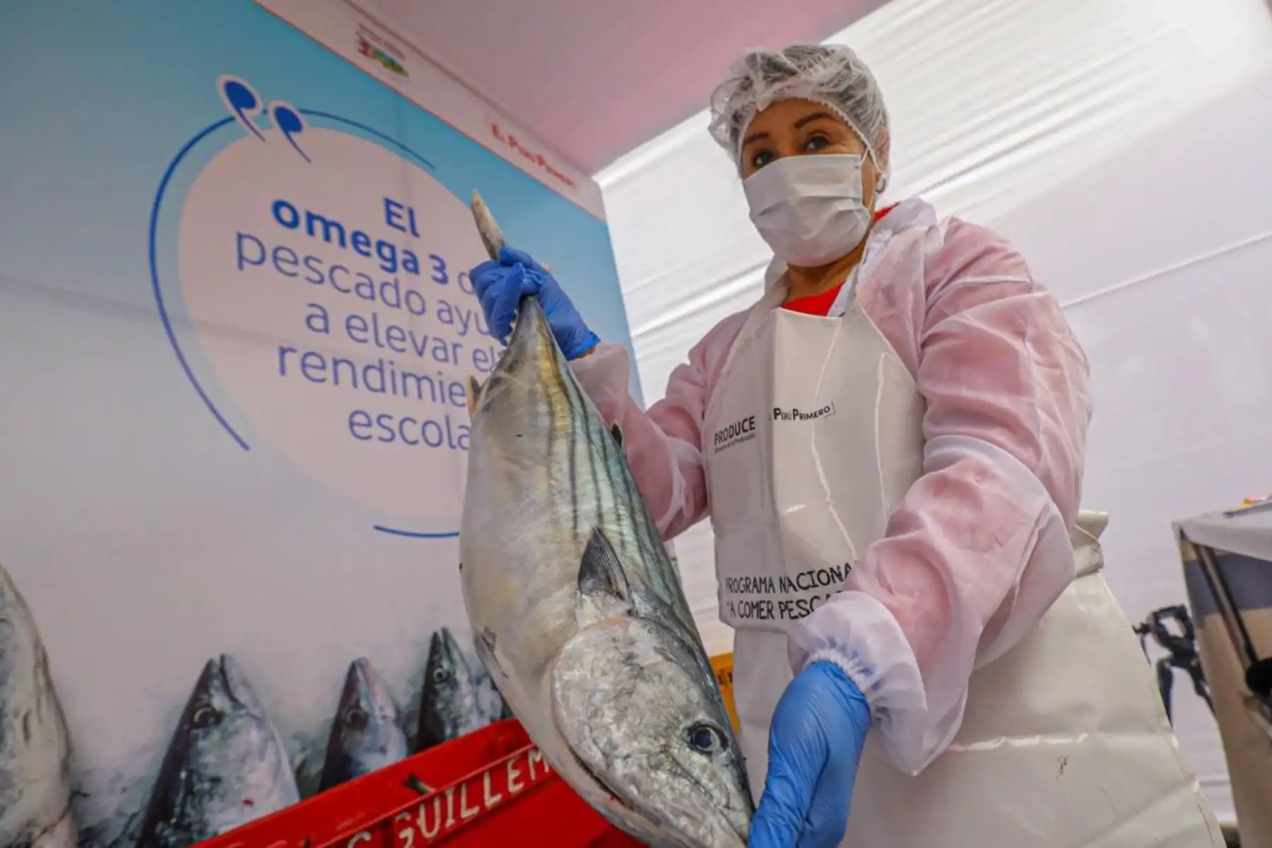 El Ministro de la Producción  José Salardi, junto al alcalde de la comuna y el congresista César Combina,dieron inicio a la feria "Mi Pescadería", que promueve la venta de pescado fresco y conservas a precios de promoción en Carabayllo.Foto:ANDINA/Producción