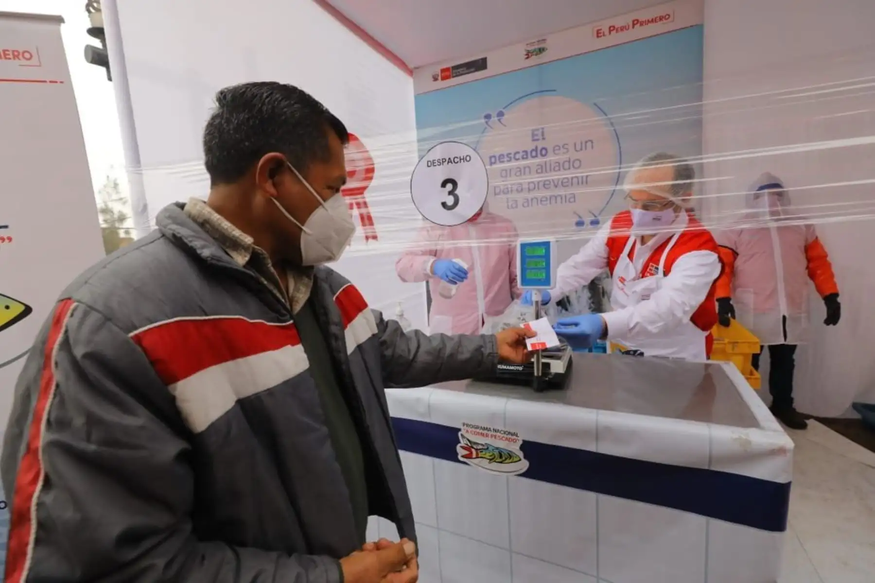 El Ministro de la Producción  José Salardi, junto al alcalde de la comuna y el congresista César Combina,dieron inicio a la feria "Mi Pescadería", que promueve la venta de pescado fresco y conservas a precios de promoción en Carabayllo.Foto:ANDINA/Producción