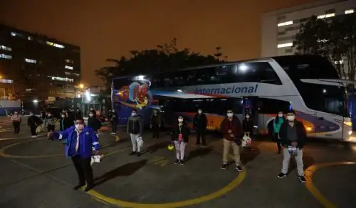 Un total de 21 profesionales del Seguro Social de Salud (EsSalud), once médicos y diez enfermeras, partieron hoy con destino al departamento de Huánuco para reforzar la atención médica especializada a pacientes covid-19.