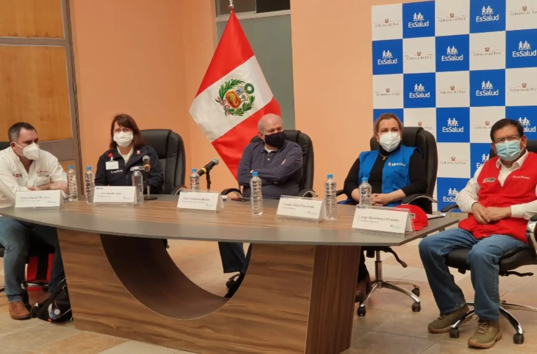 La presidenta ejecutiva de EsSalud, Fiorella Molinelli, participó en Cerro Juli de una reunión de trabajo presidida por el premier Pedro Cateriano y los ministros de Salud, Pilar Mazzetti; de Agricultura, Jorge Montenegro; y de Energía y Minas, Rafael Belaunde.