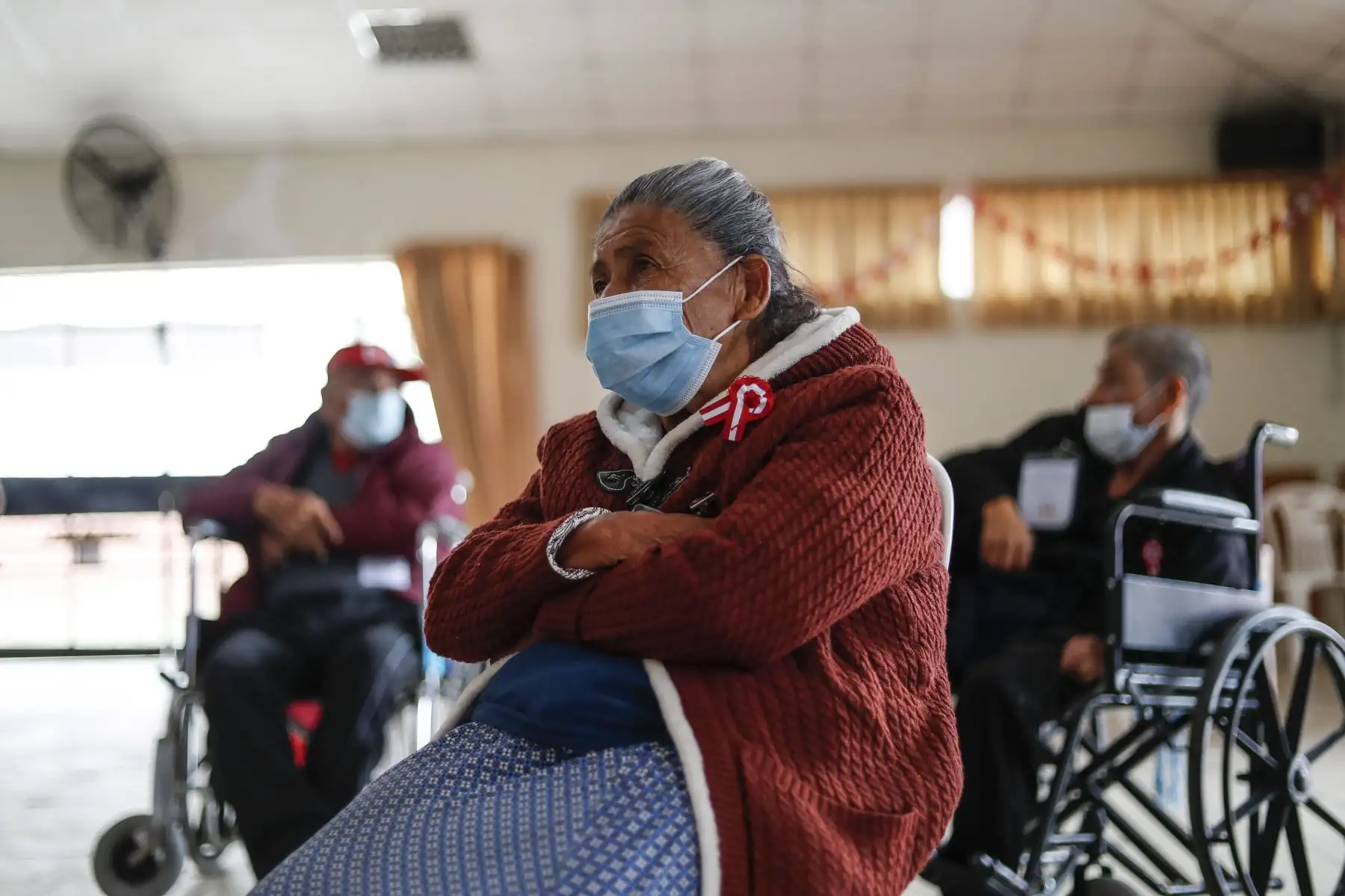 Adultos mayores que se encontraban en situación de calle pasan sus días observando películas durante el estado de emergencia por coronavirus. Foto: ANDINA/Renato Pajuelo