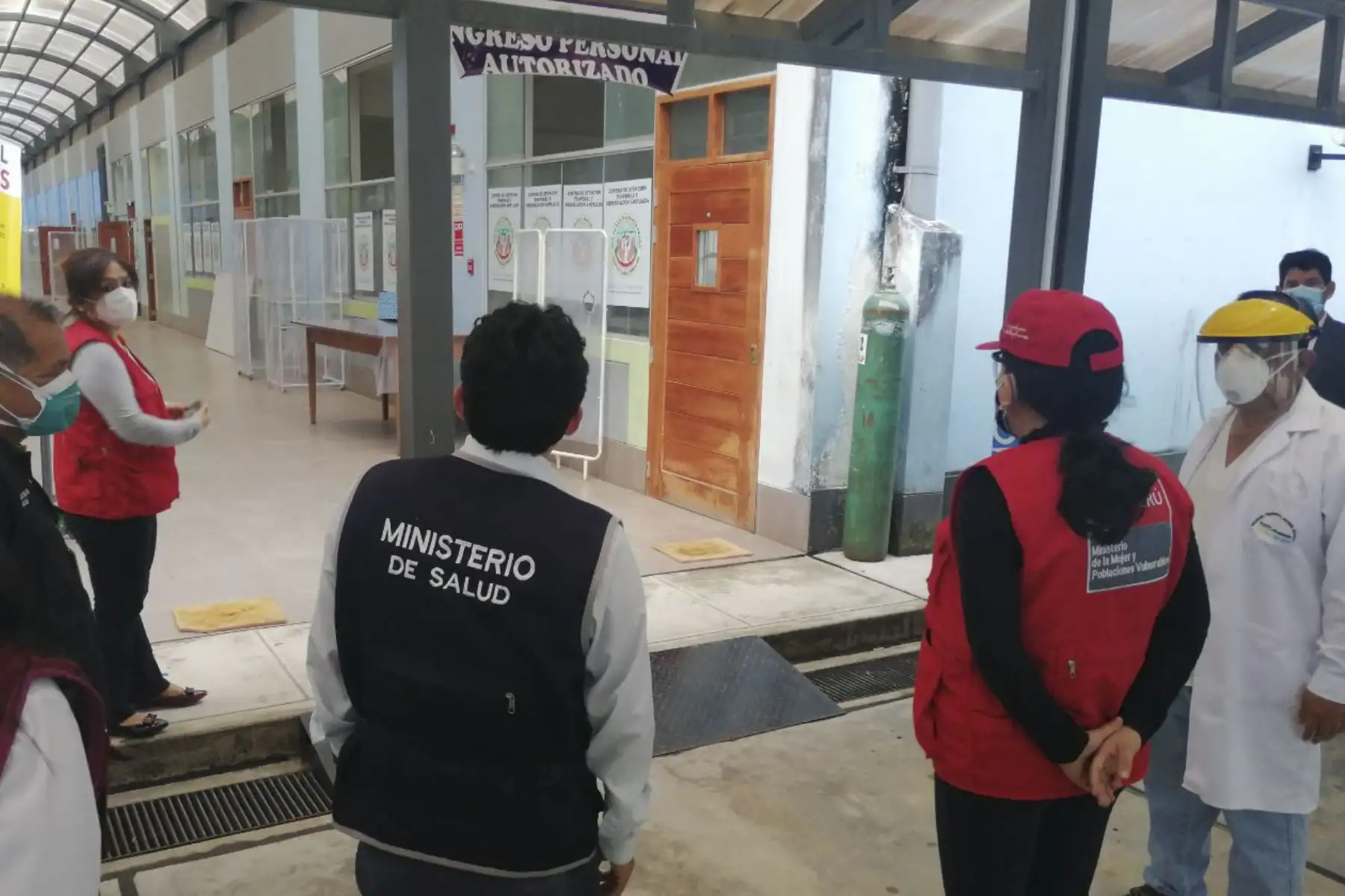 La Ministra de la Mujer y Poblaciones Vulnerables Gloria Montenegro, hizo entrega de medicinas e insumos médicos, a fin de reforzar las acciones de atención a la población huanuqueña que viene siendo afectada por el coronavirus.Foto:ANDINA/MIMP