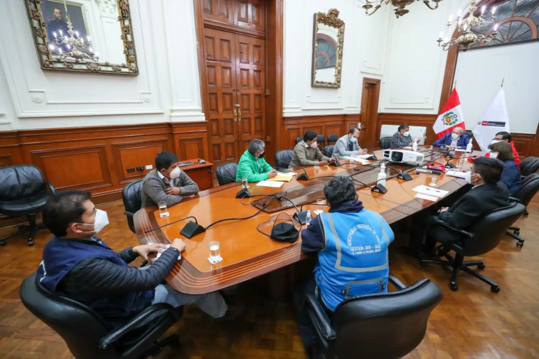 Jefe de Gabinete, Pedro Cateriano, acompañado por la ministra de Salud, Pilar Mazzetti y el ministro de Agricultura, Jorge Montenegro; se reúne con alcaldes de Huánuco con alcaldes de Huánuco para fortalecer acciones frente al Covid-19. Foto: ANDINA/PCM
