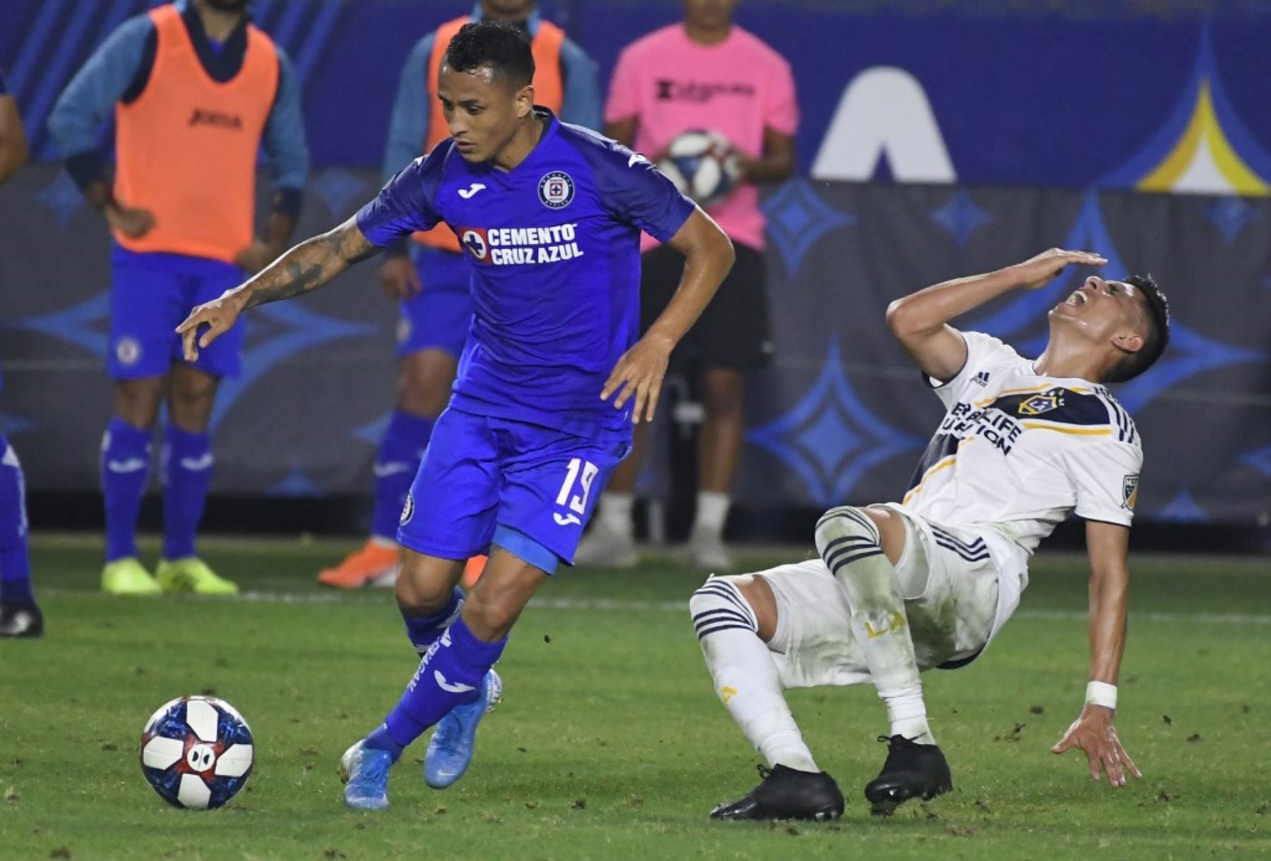 Yoshimar Yotún tuvo buen debut con el Cruz Azul en el la liga de México